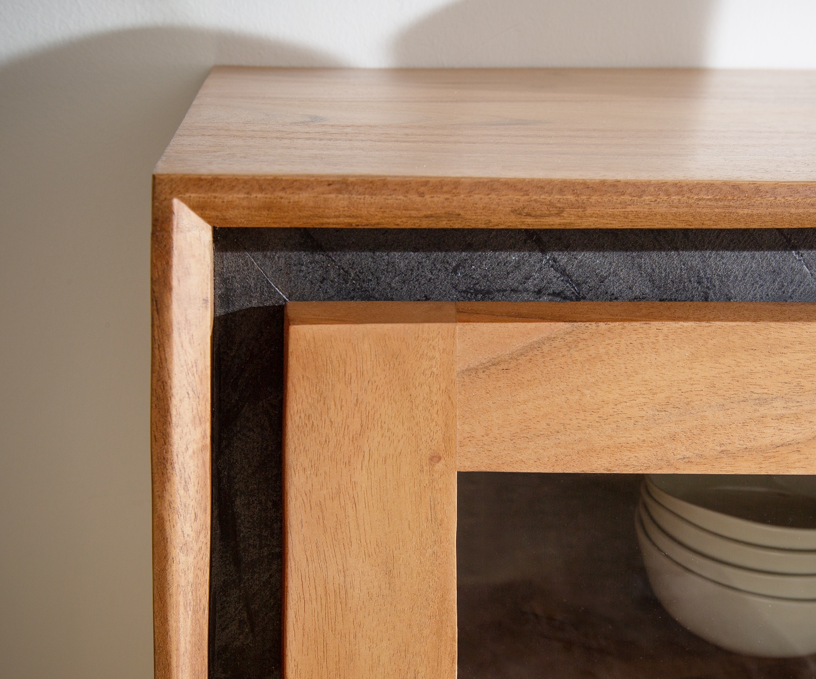 Vitrinekast Stonegrace 60x175 acacia natuur 1 deur 2 laden steen fineer V-poot 4 Vitrinekast Stonegrace 60x175 acacia natuur 1 deur 2 laden steen fineer V-poot 4