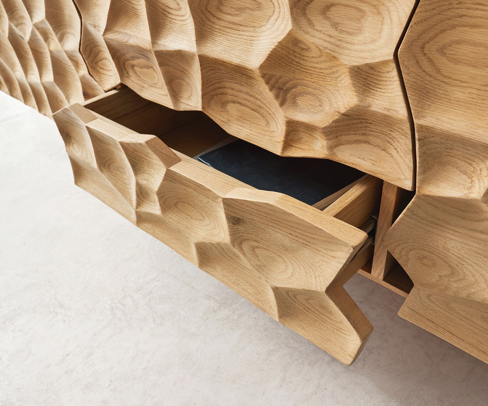 Tv-meubel Solu 220 cm natuurlijk eiken 2 deuren 4 laden onderstel zwevend metaal zwart 3D front 5