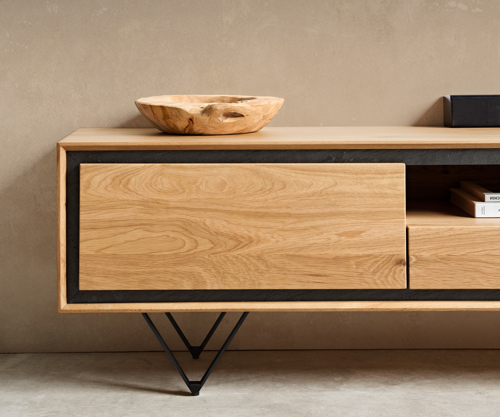 Tv-meubel Stonegrace 240 cm natuur eiken 2 deuren 1 vak 2 laden steenfineer V-onderstel metaal zwart 6 Tv-meubel Stonegrace 240 cm natuur eiken 2 deuren 1 vak 2 laden steenfineer V-onderstel metaal zwart 6