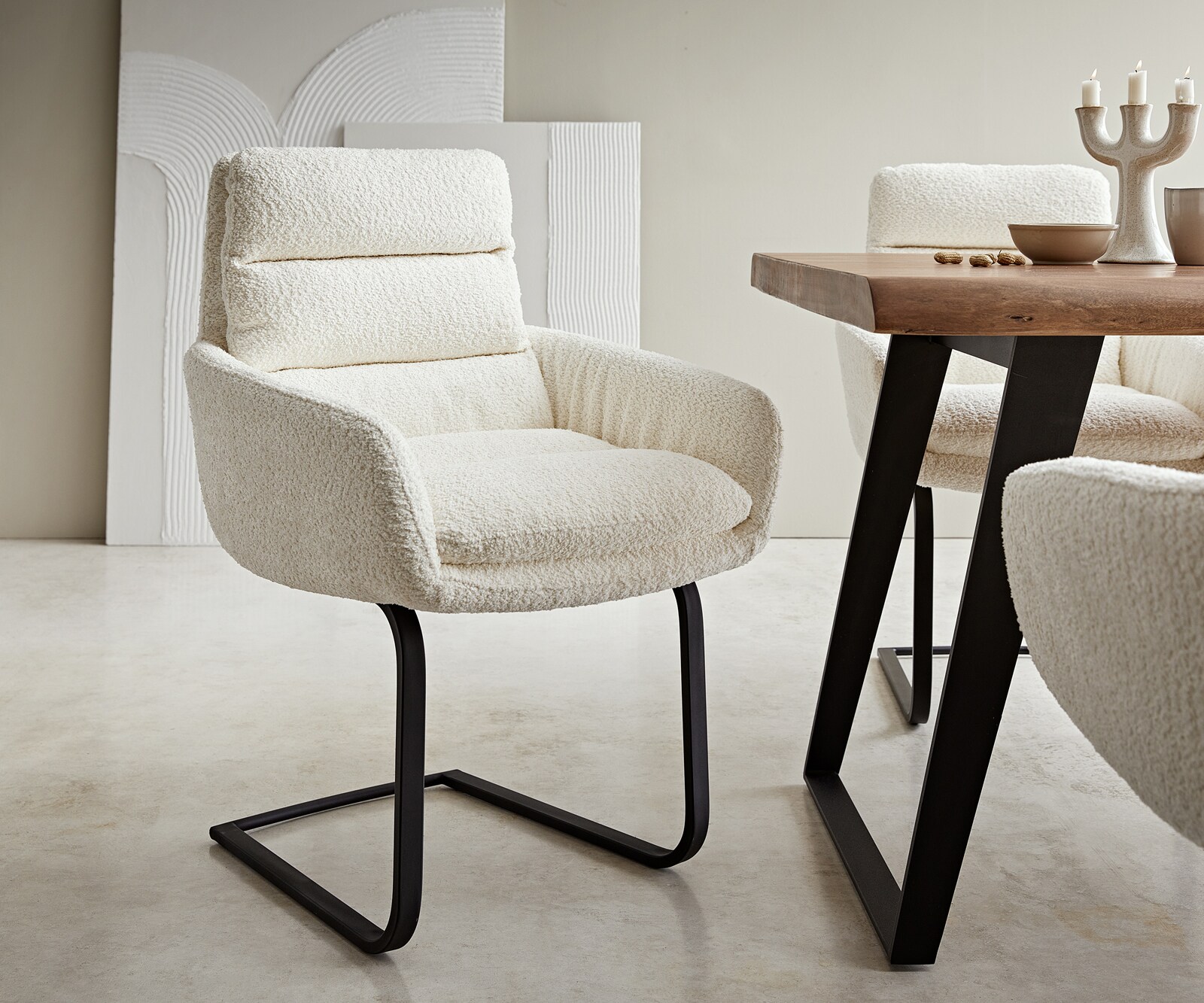 Sledemodel Abelia-Flex met armleuning bouclé wit sledemodel vlak zwart Sledemodel Abelia-Flex met armleuning bouclé wit sledemodel vlak zwart