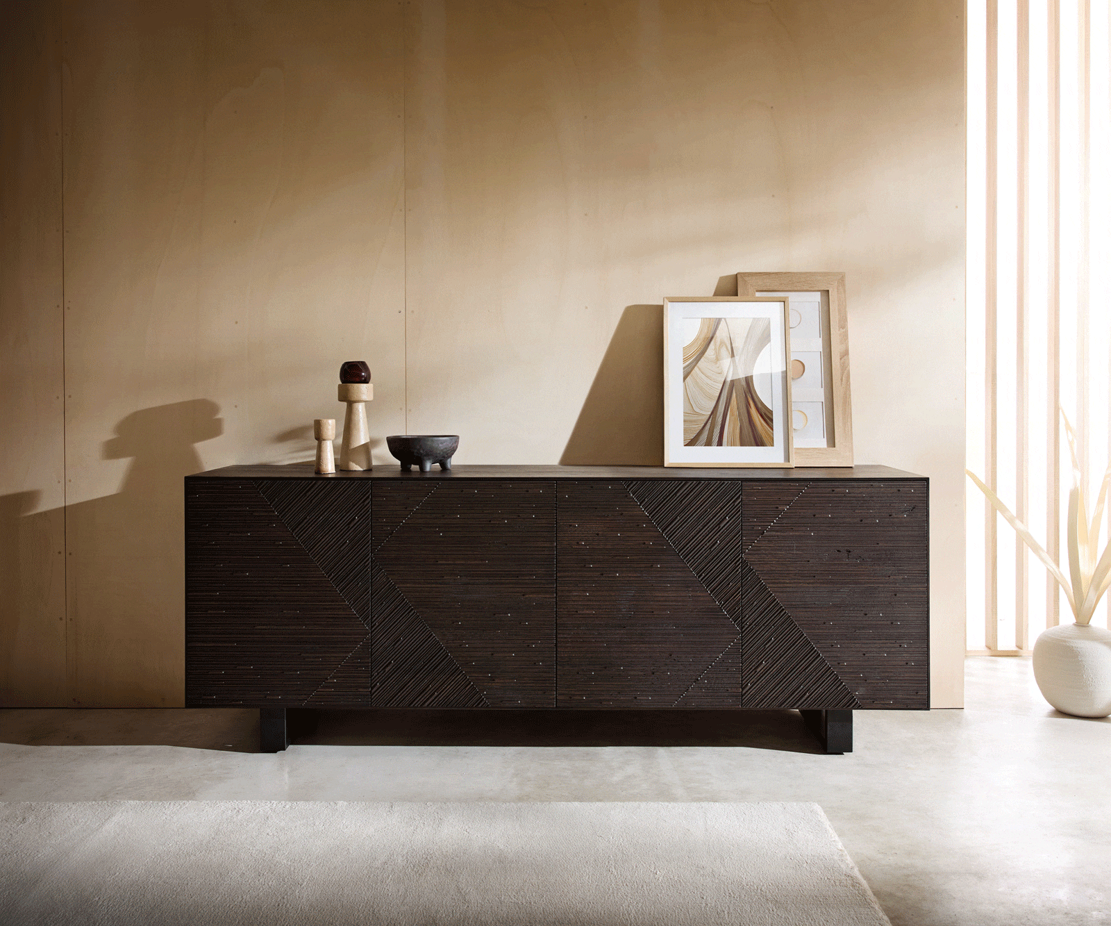 Dressoir Tereos 200 cm donkerbruin essenhout 3D-effect 4 deuren met metalen sledepoten zwart 4 Dressoir Tereos 200 cm donkerbruin essenhout 3D-effect 4 deuren met metalen sledepoten zwart 4