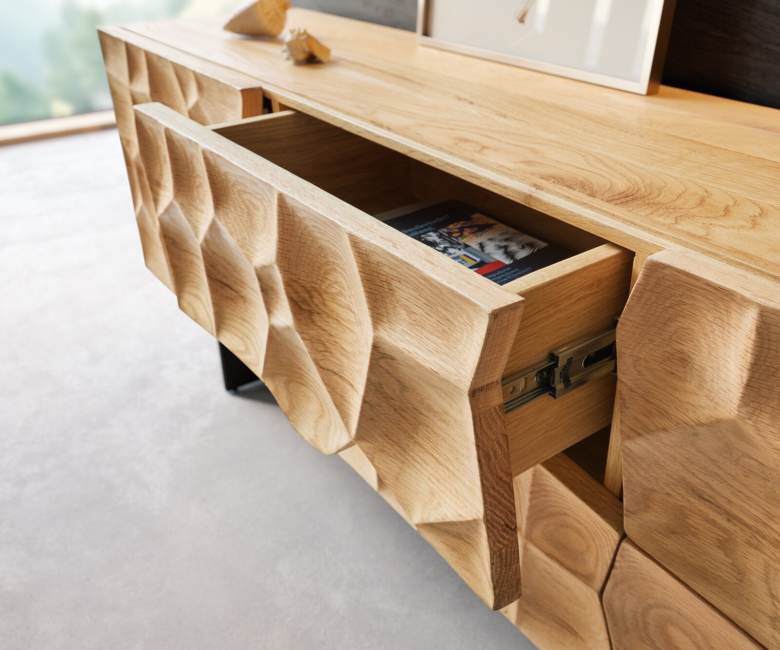 Tv-meubel Solu 220 cm natuurlijk eiken 2 deuren 4 laden onderstel zwevend metaal zwart 3D front 4