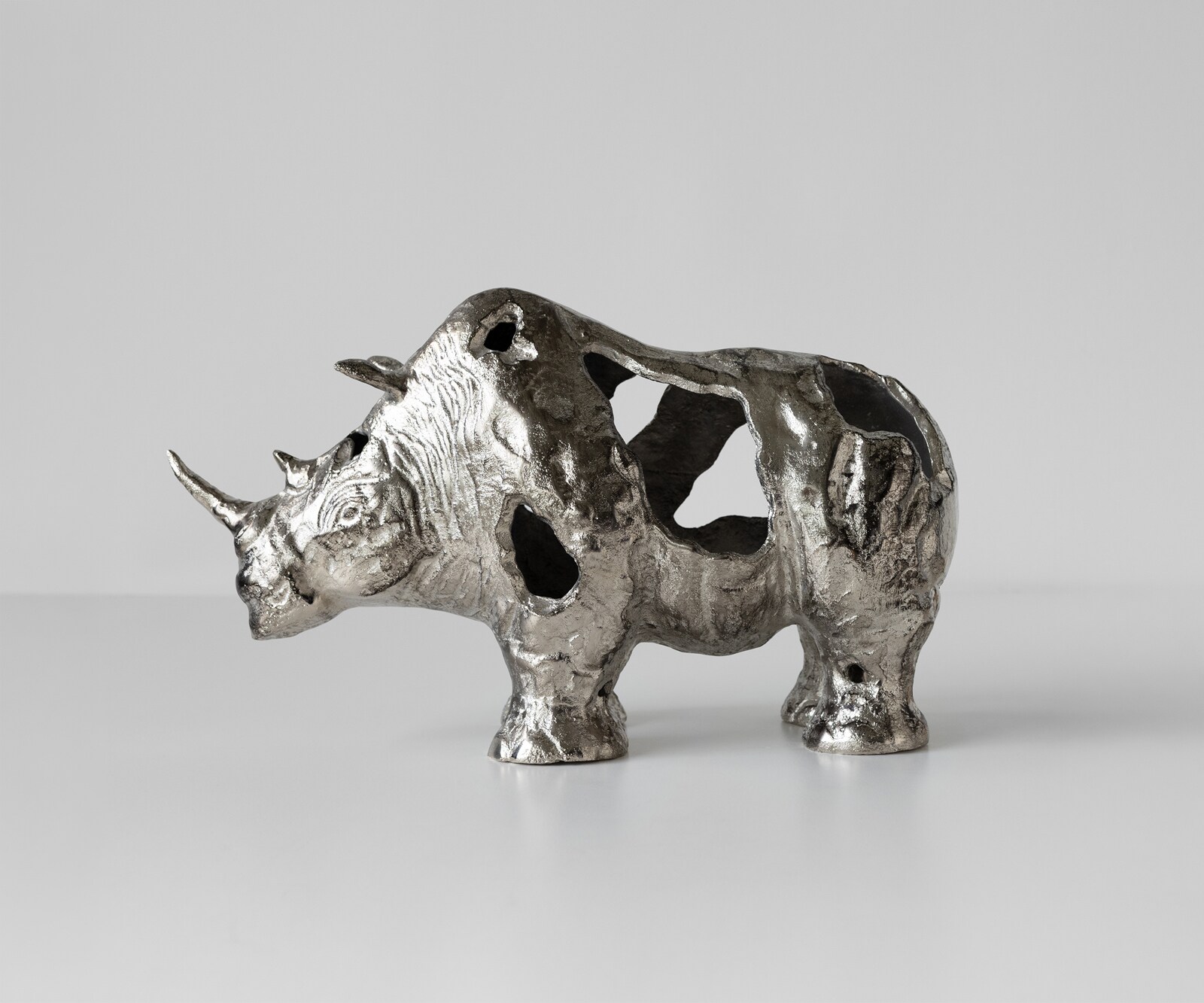 Beeldje Rinoro B53 x D19 x H30 cm Aluminium Platin Handgemaakt 2