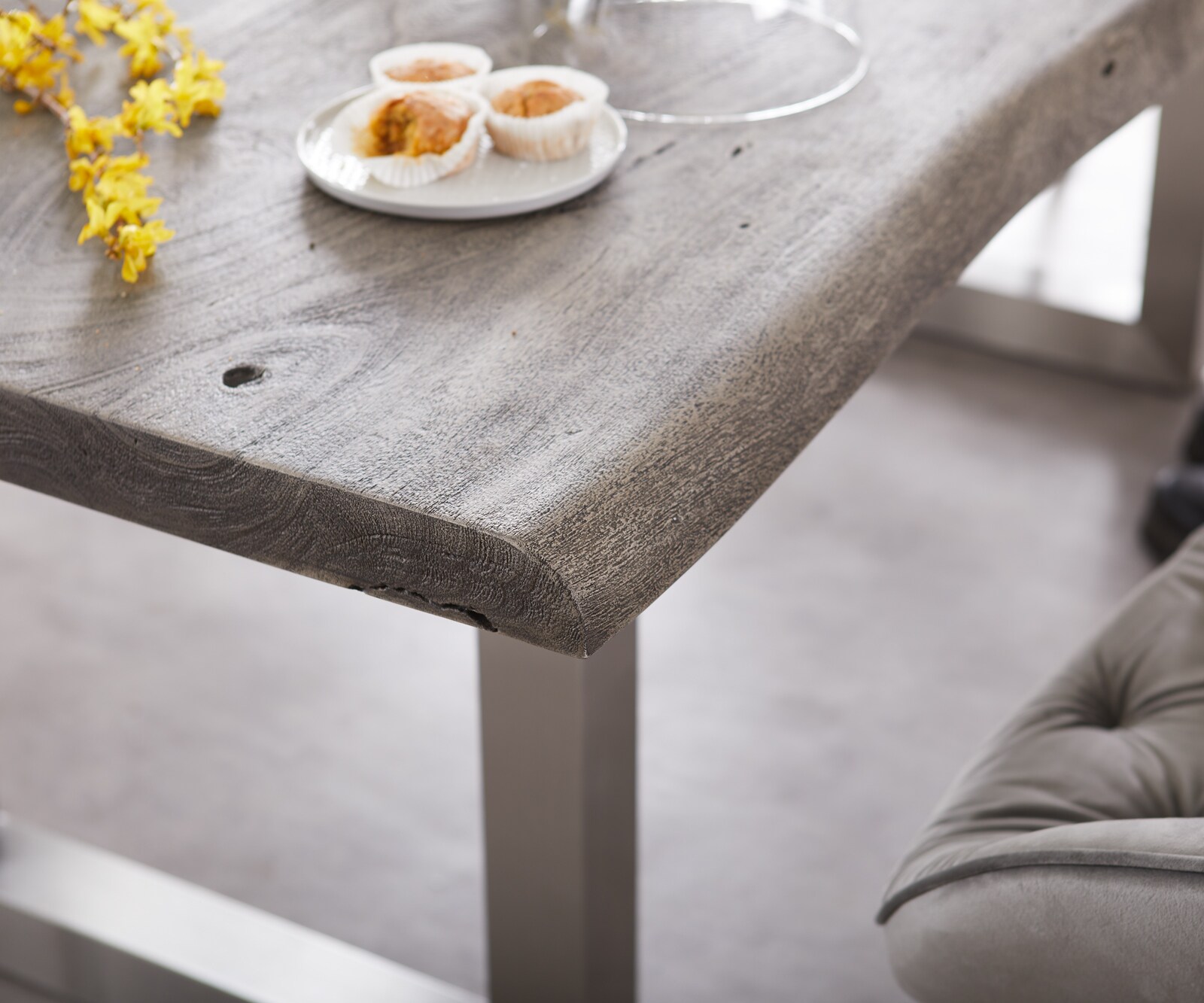 Eettafel Edge 200x100 XL acacia platina roestvrijstaal breed Live-Edge 4