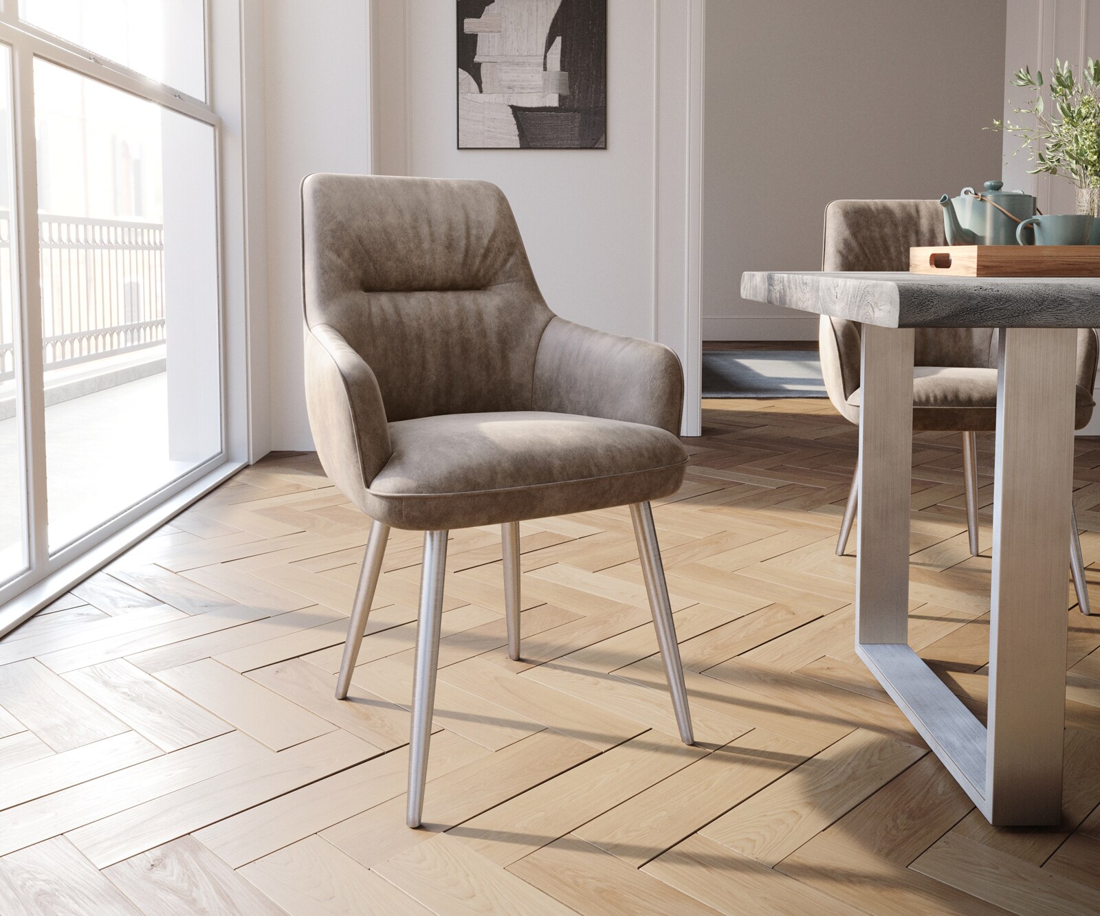 Eetkamerstoel Zelia-Flex met armleuning microvelours taupe vintage 4-poot conisch roestvrij staal pocketveer kern