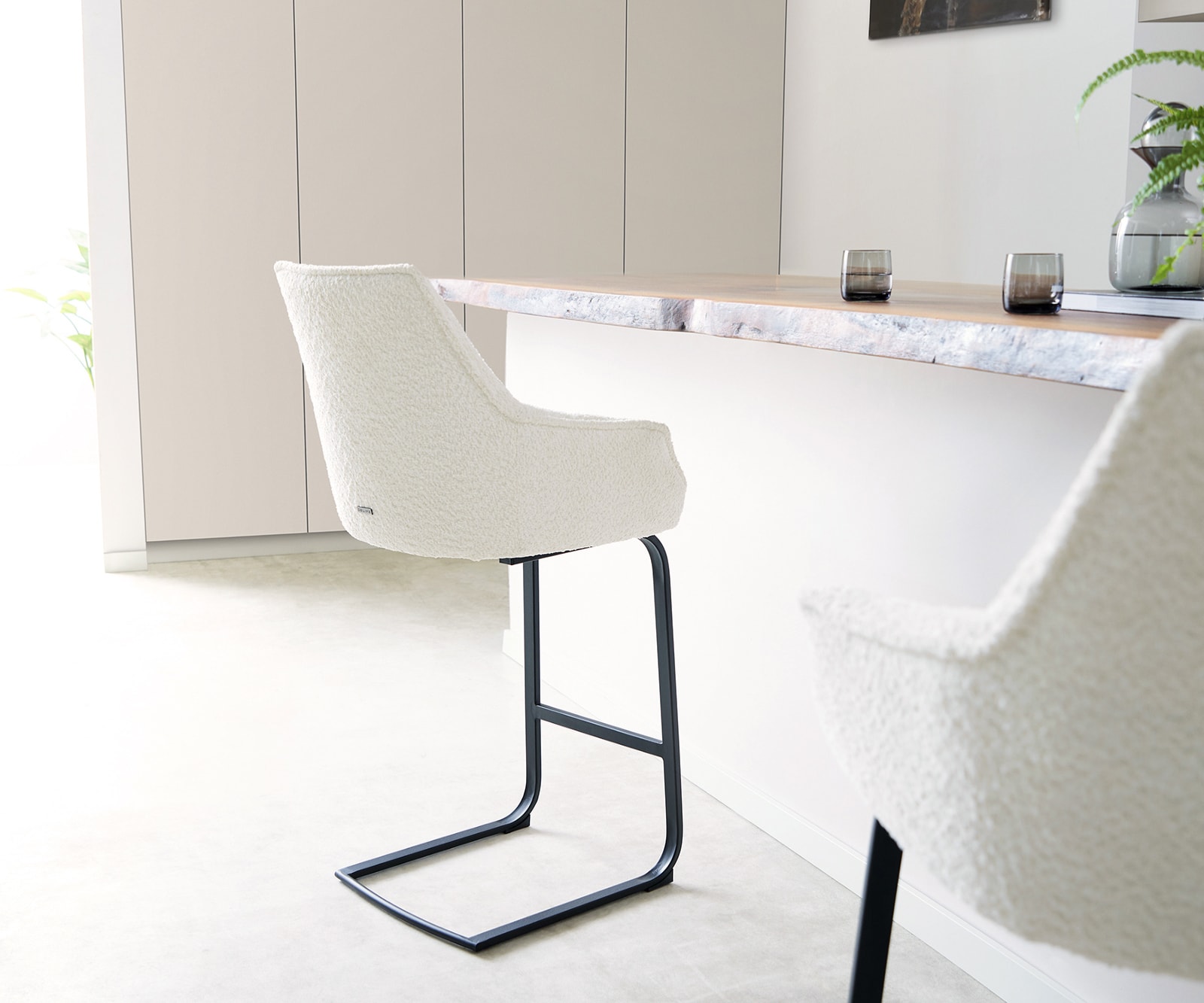 Barstoel Alja-Flex bouclé Wit Vrijstaand vlak Metaal Zwart pocketvering 5 Barstoel Alja-Flex bouclé Wit Vrijstaand vlak Metaal Zwart pocketvering 5