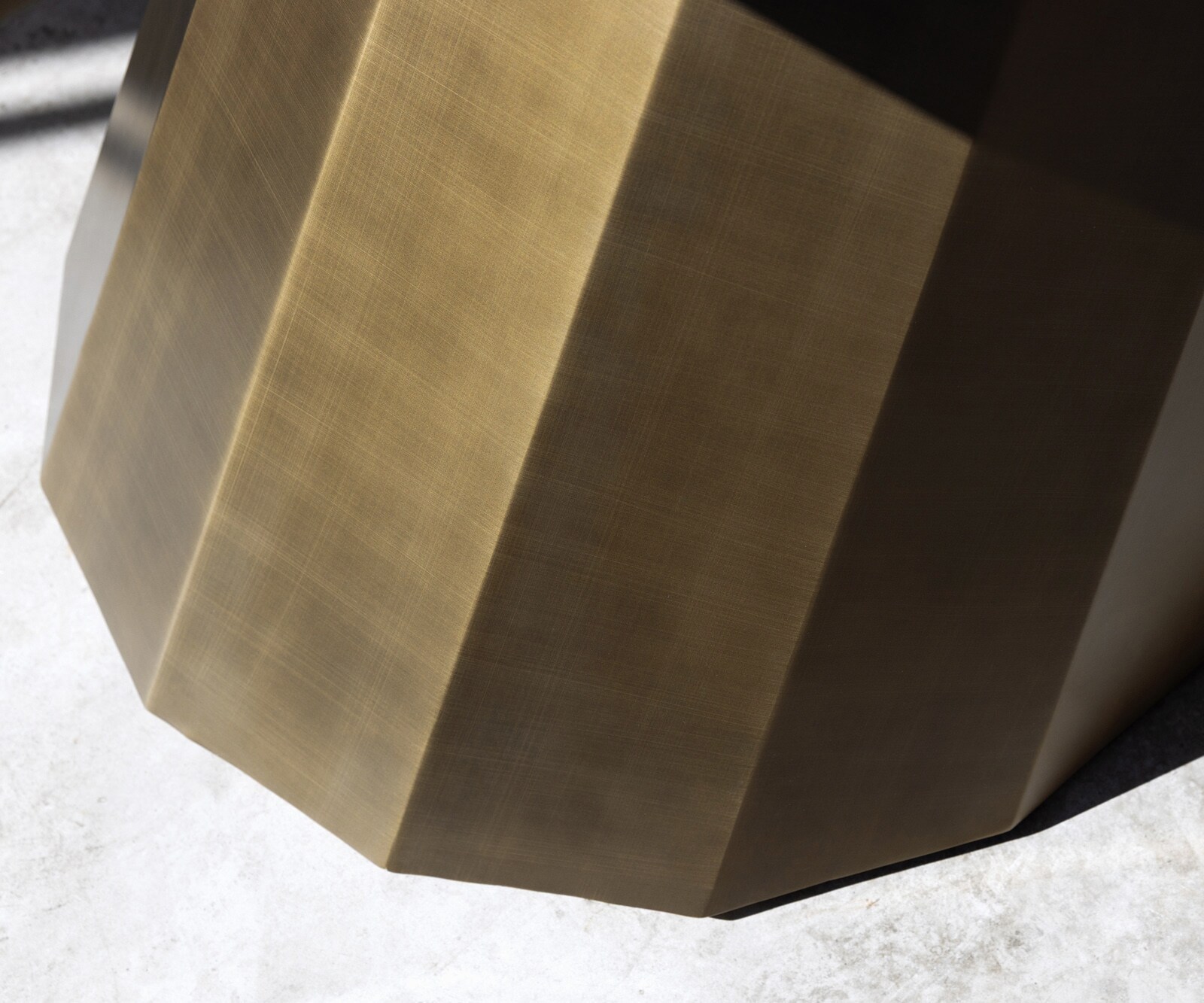 Eettafel Edge 300x100 keramiek  Laminam® Emperador Extra Lucidato donkerbruin Parabel metaal goud 7