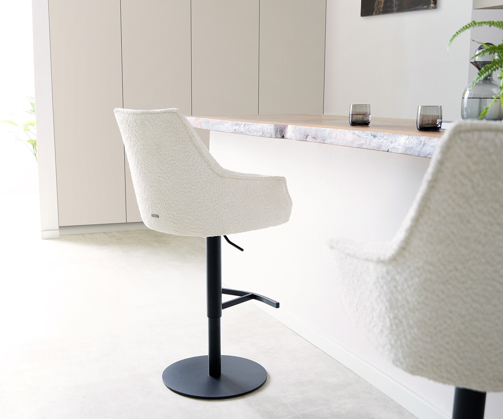 Barstoel Alja-Flex bouclé Wit Draaivoet in hoogte verstelbaar Metaal Zwart Draaibaar Pocketvering 3