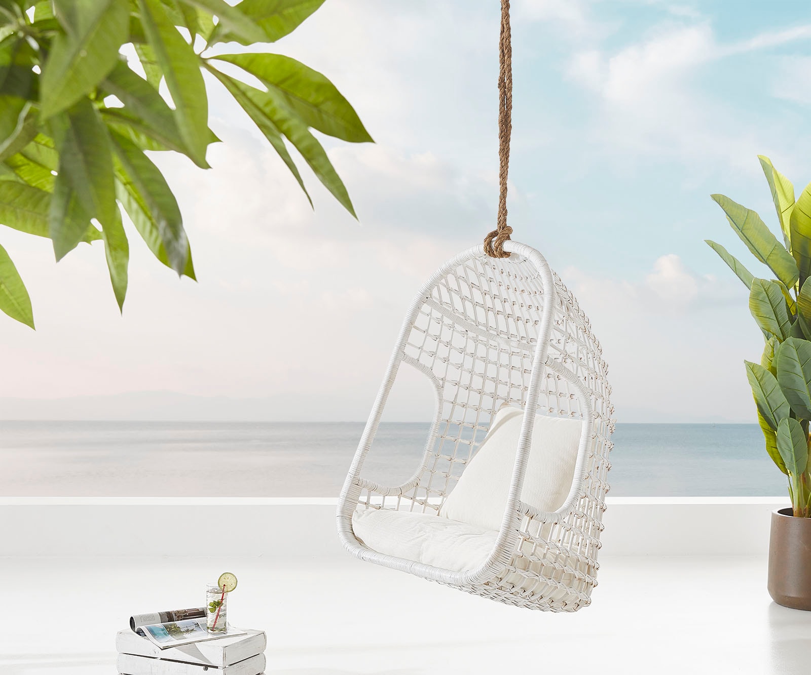 Edessa hangfauteuil met witte rotan kussens
