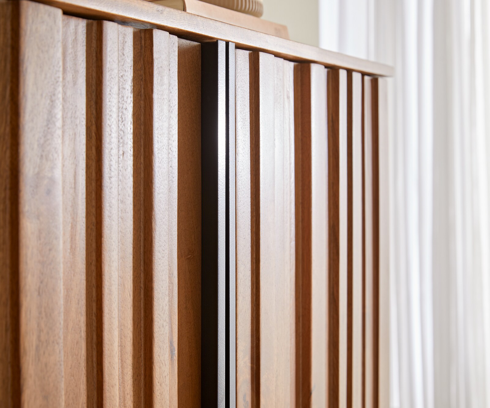 Highboard Sivela 90x150 cm mangobruin metaal zwart 2 deuren 4 Highboard Sivela 90x150 cm mangobruin metaal zwart 2 deuren 4