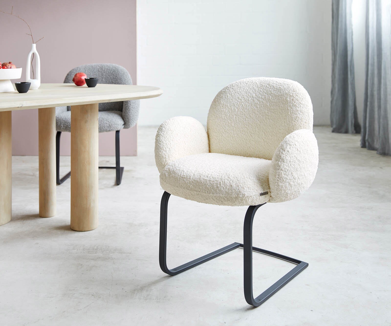 Sledemodel Nube-Flex met armleuning bouclé wit sledemodel vlak zwart pocketveer kern