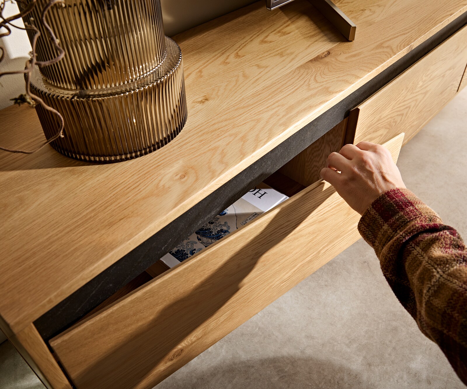 Tv-meubel Stonegrace 240 cm eiken natuur 4 deuren V-poot metaal zwart 4