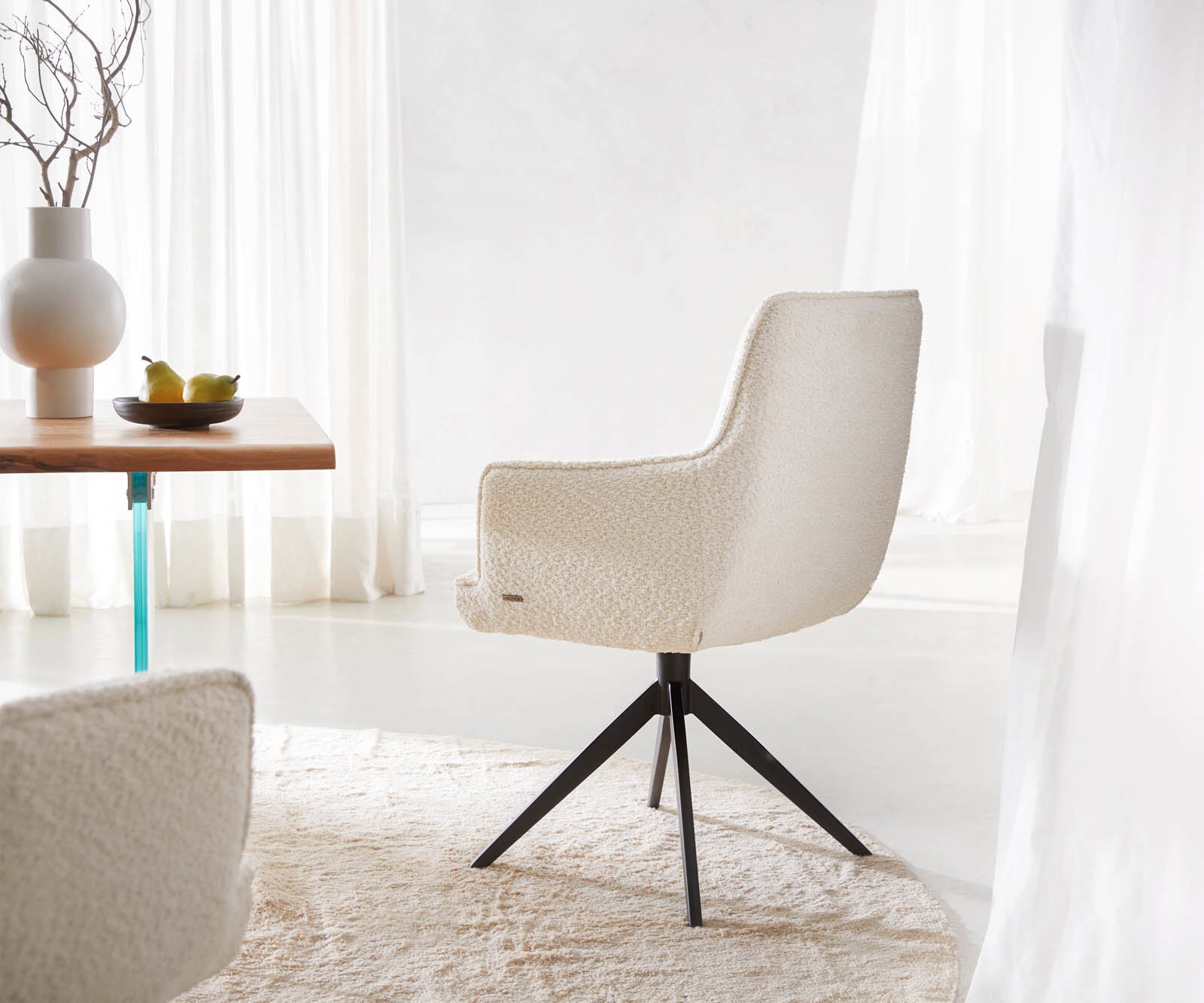 Draaistoel Heira-Flex met armleuning bouclé wit kruisframe breed zwart 360° draaibaar pocketveer kern 4 Draaistoel Heira-Flex met armleuning bouclé wit kruisframe breed zwart 360° draaibaar pocketveer kern 4