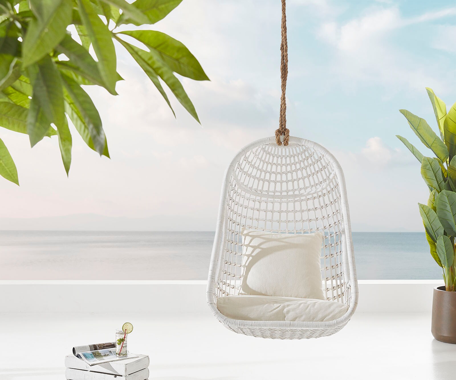 Edessa hangfauteuil met witte rotan kussens 1 Edessa hangfauteuil met witte rotan kussens 1