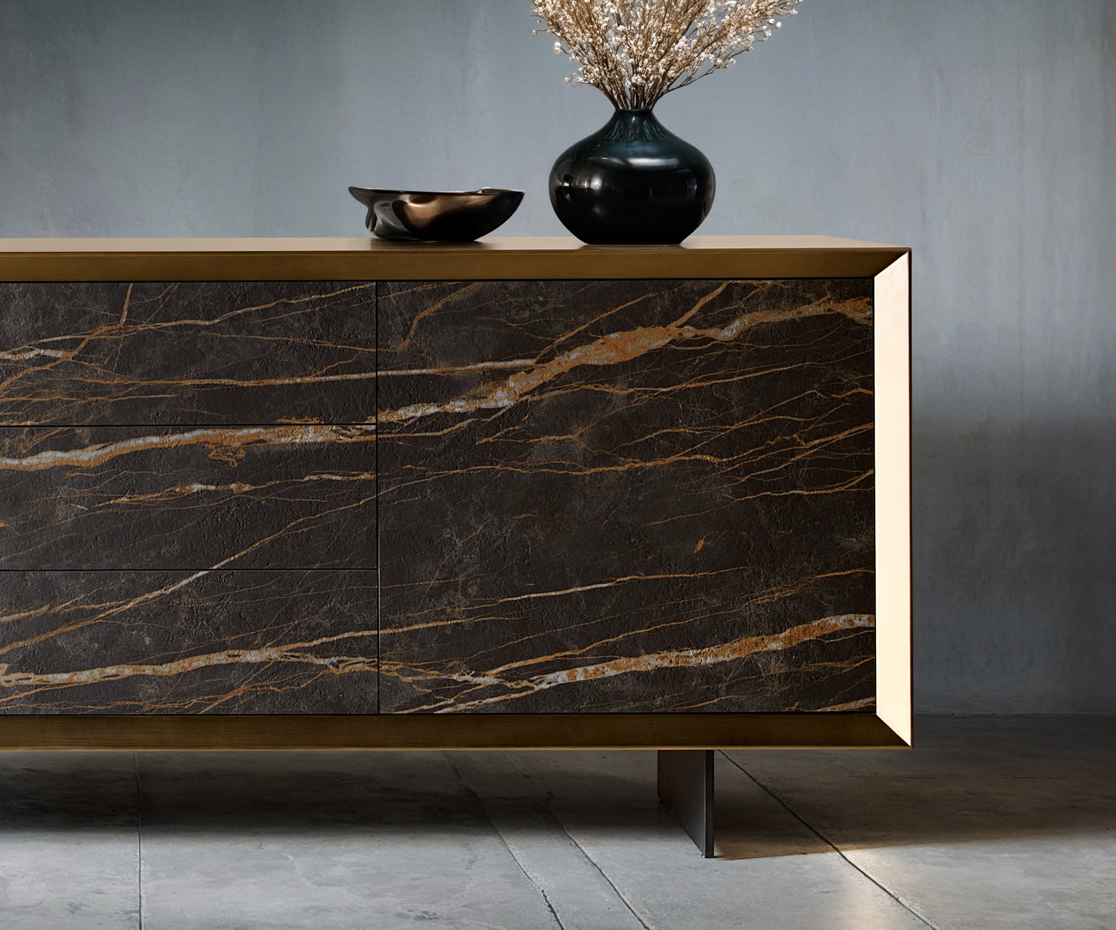 Dressoir Yori metaal goud 200 cm 2 deuren 3 lades zwevend metaal zwart keramiek Laminam®Noir Desir bruin  3 Dressoir Yori metaal goud 200 cm 2 deuren 3 lades zwevend metaal zwart keramiek Laminam®Noir Desir bruin  3