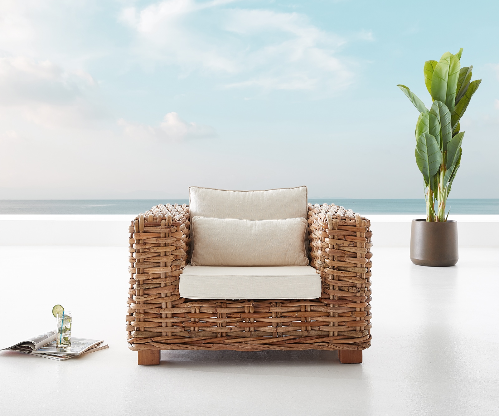 Loungestoel Nizza in rotan natuur met kussen wit 1 Loungestoel Nizza in rotan natuur met kussen wit 1