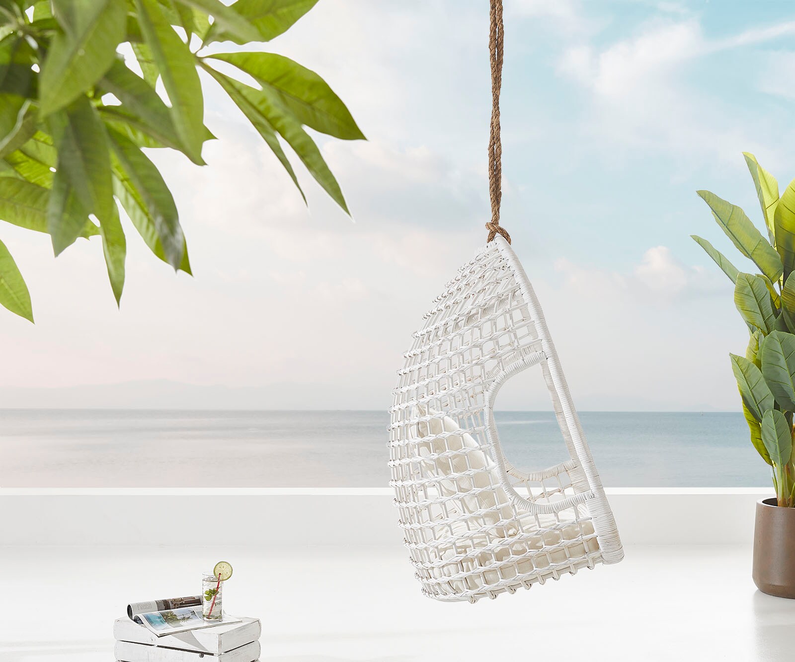 Edessa hangfauteuil met witte rotan kussens 2 Edessa hangfauteuil met witte rotan kussens 2