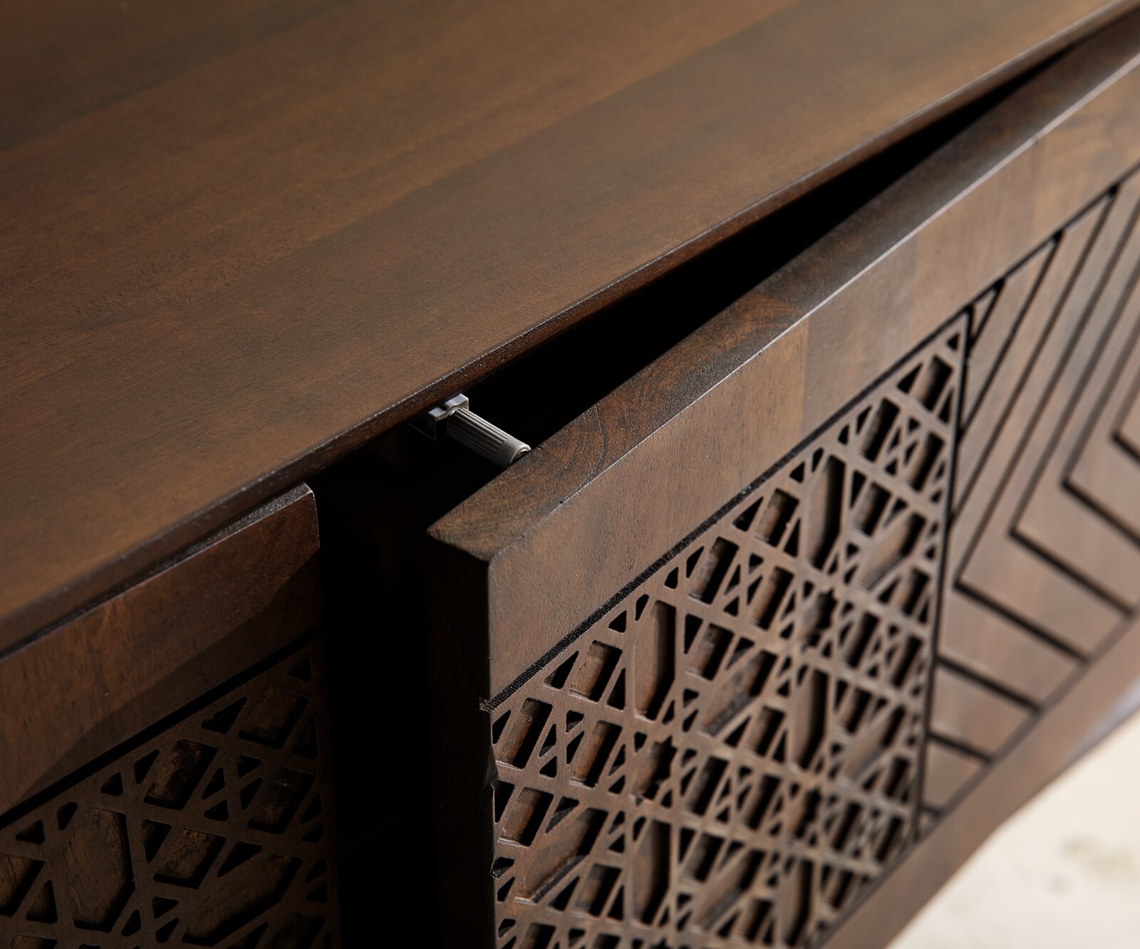 Dressoir Manjula 145 cm mangohout bruin 4 deuren V-poot metaal zwart 2