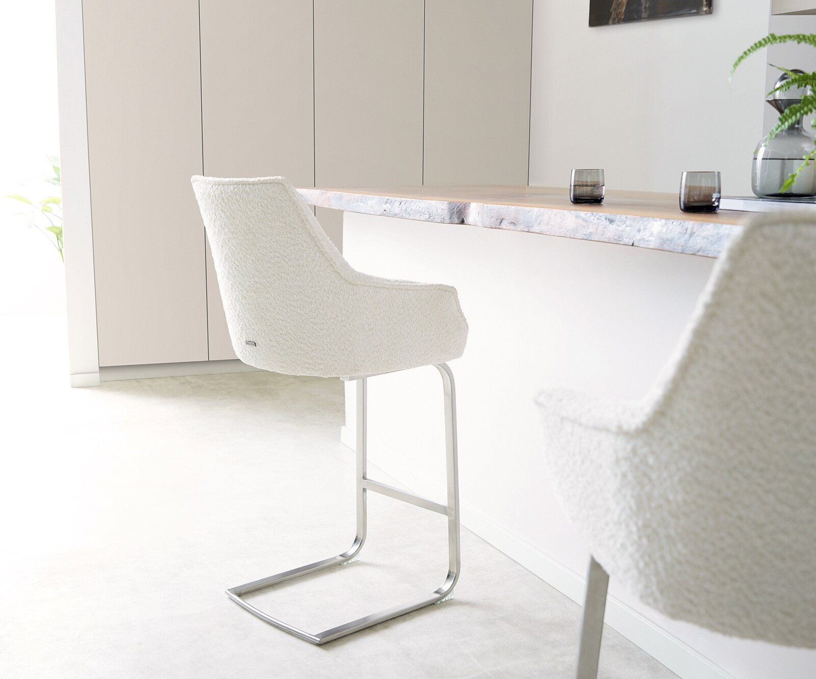 Barstoel Alja-Flex bouclé wit vrijstaand vlak RVS pocketvering 3