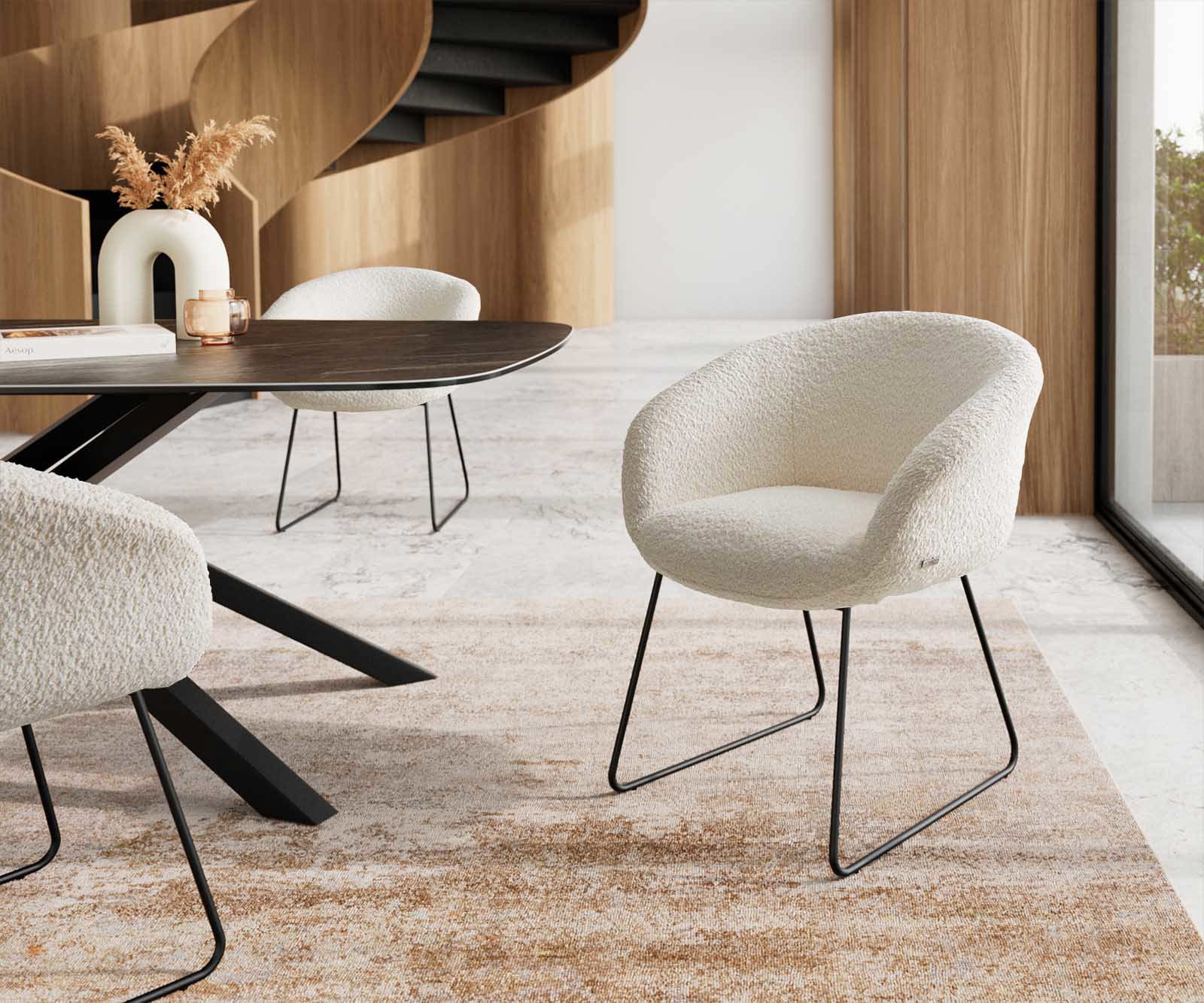 Eetkamerstoel Vinka-Flex met armleuning bouclé wit slipframe zwart pocketveer kern Eetkamerstoel Vinka-Flex met armleuning bouclé wit slipframe zwart pocketveer kern