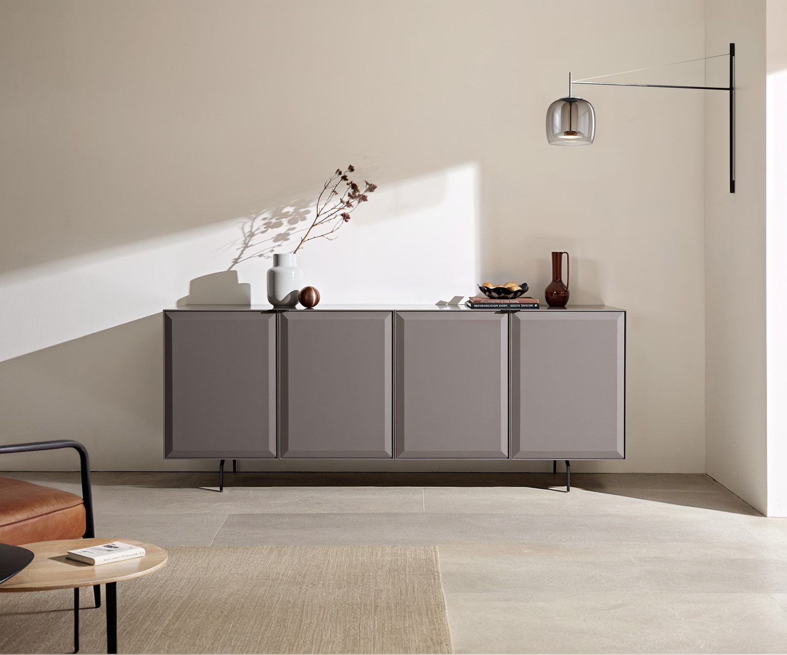 Dressoir Marellia 200 cm grijs 4 deuren Schuin onderstel metaal zwart