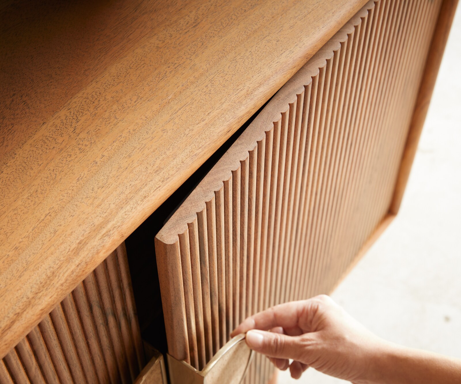 Tv-meubel Surimu 240 cm acacia lichtbruin 4 deuren 2 vakken kurk handvat houten poten 2 Tv-meubel Surimu 240 cm acacia lichtbruin 4 deuren 2 vakken kurk handvat houten poten 2