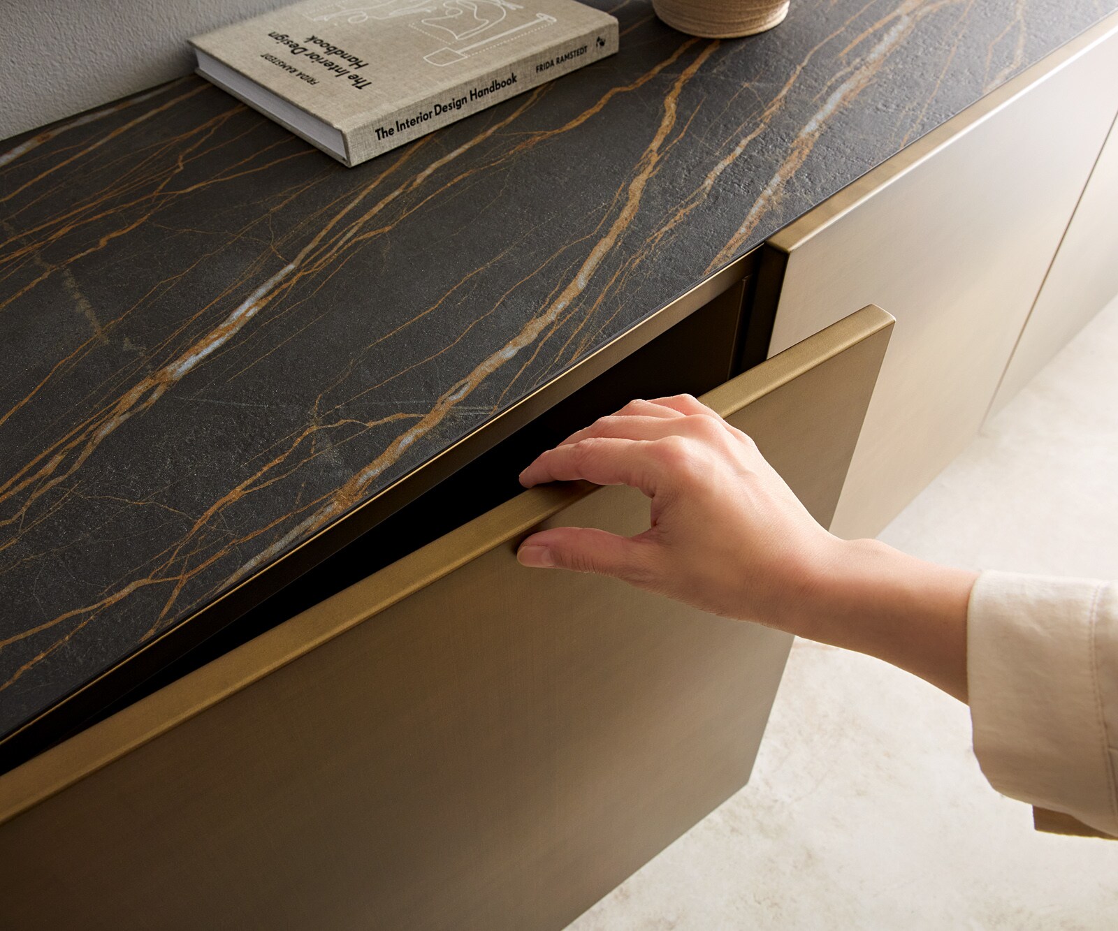 Dressoir Kazu metaal goud 220 cm 4 deuren acrylvoet keramiek Laminam®Noir Desir bruin 1