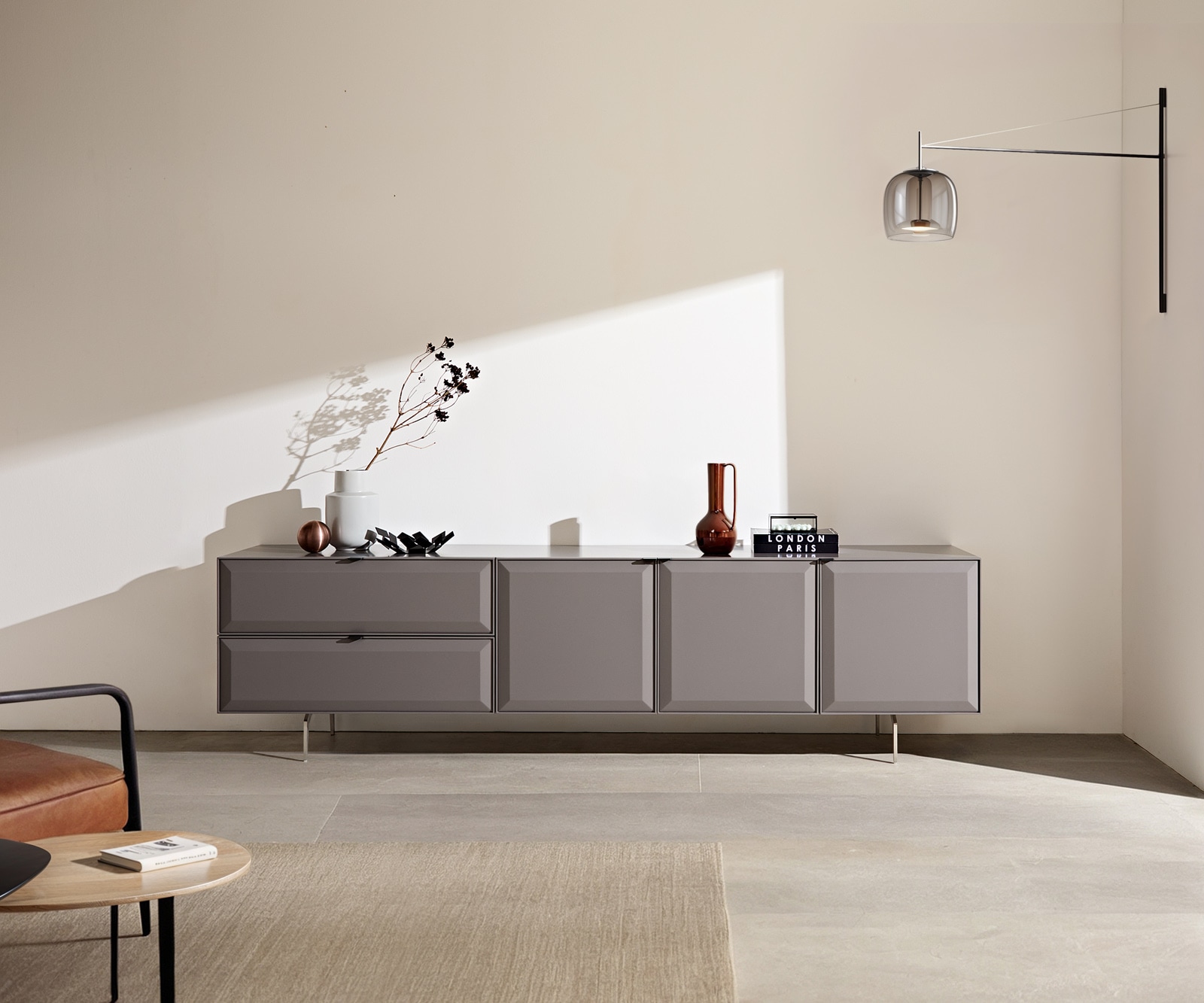 Tv-meubel Marellia 220 cm Grijs 3 deuren 2 laden Gehoekte basis roestvrij staal Tv-meubel Marellia 220 cm Grijs 3 deuren 2 laden Gehoekte basis roestvrij staal