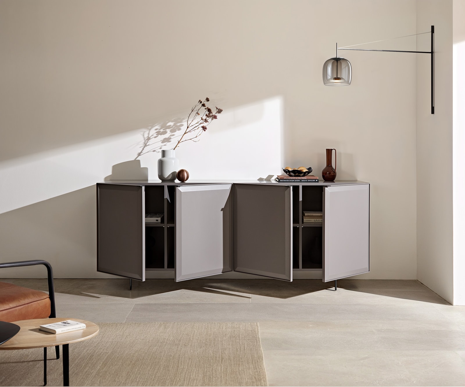 Dressoir Marellia 200 cm grijs 4 deuren Schuin onderstel metaal zwart 1 Dressoir Marellia 200 cm grijs 4 deuren Schuin onderstel metaal zwart 1