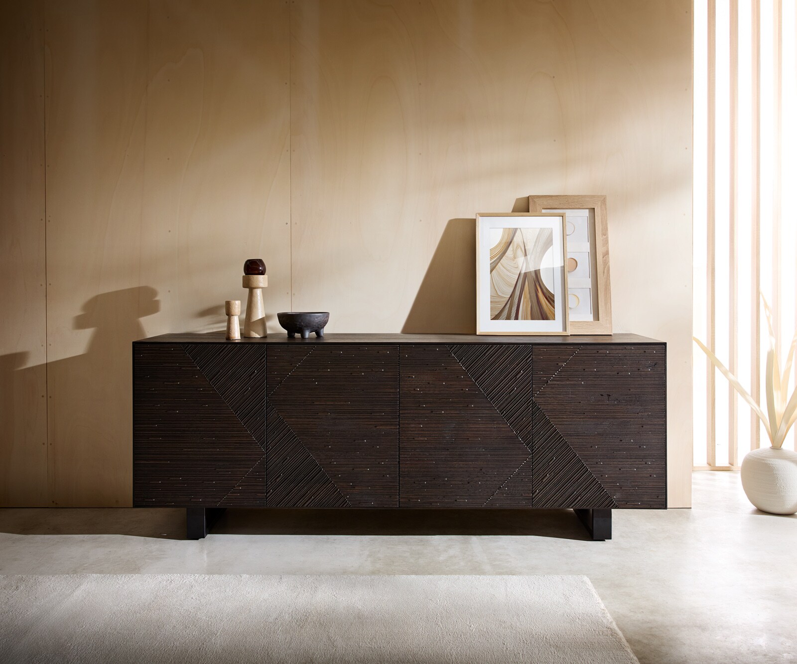 Dressoir Tereos 200 cm donkerbruin essenhout 3D-effect 4 deuren met metalen sledepoten zwart 1