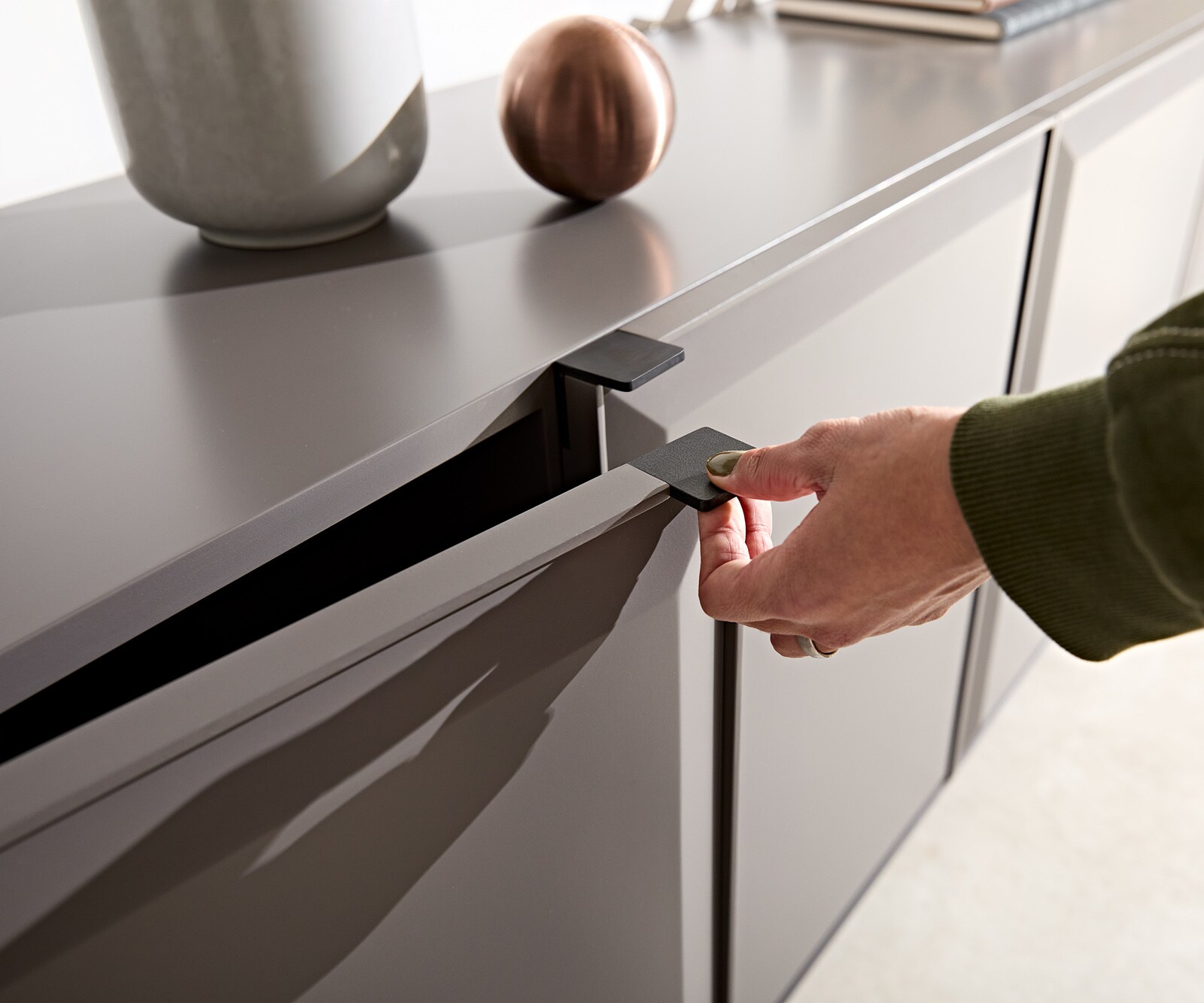 Dressoir Marellia 200 cm grijs 4 deuren gehoekt onderstel roestvrij staal 3 Dressoir Marellia 200 cm grijs 4 deuren gehoekt onderstel roestvrij staal 3