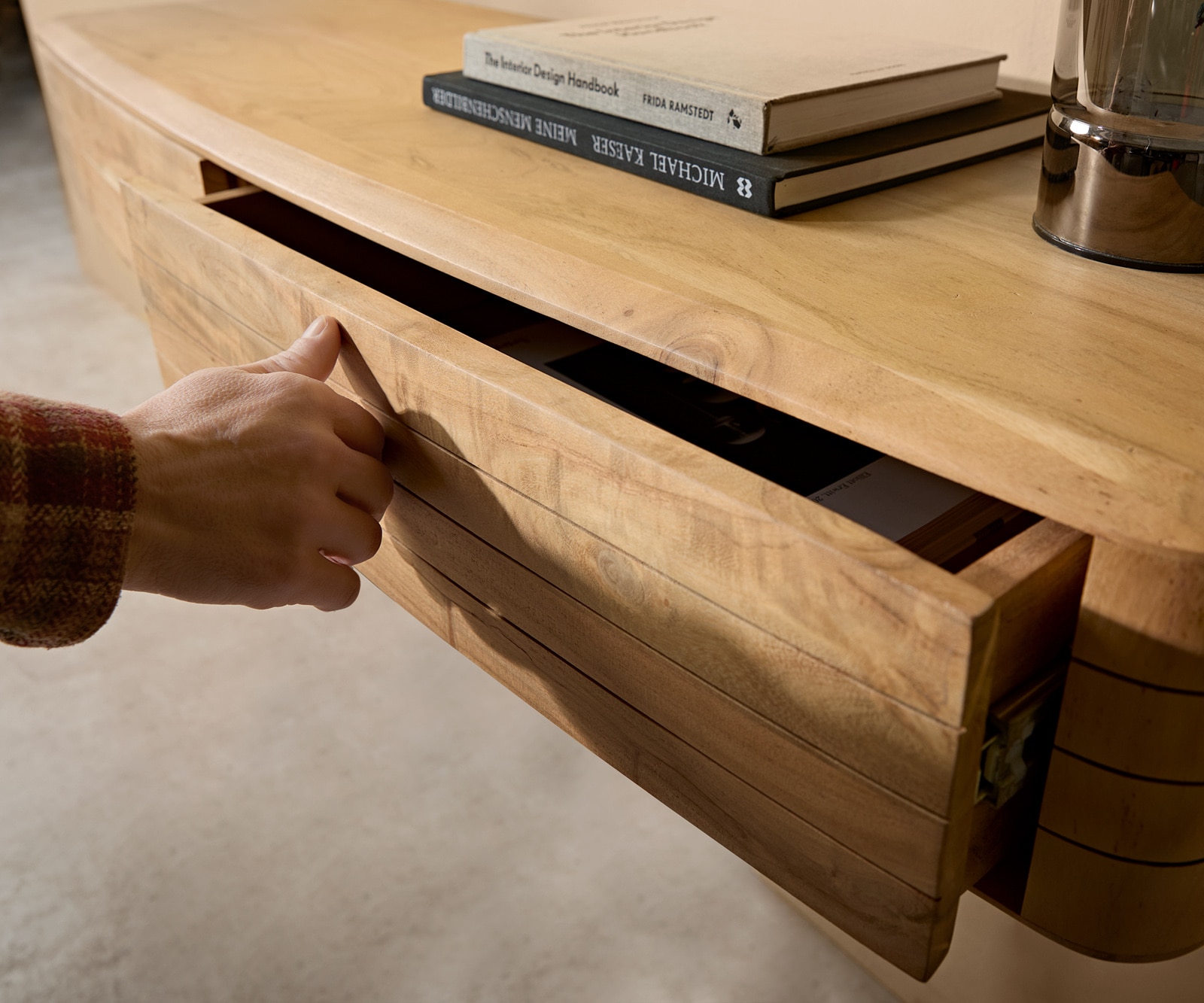 Nachtkastje Nagaru 125x40 cm acacia aura 2 laden zwevend 5 Nachtkastje Nagaru 125x40 cm acacia aura 2 laden zwevend 5