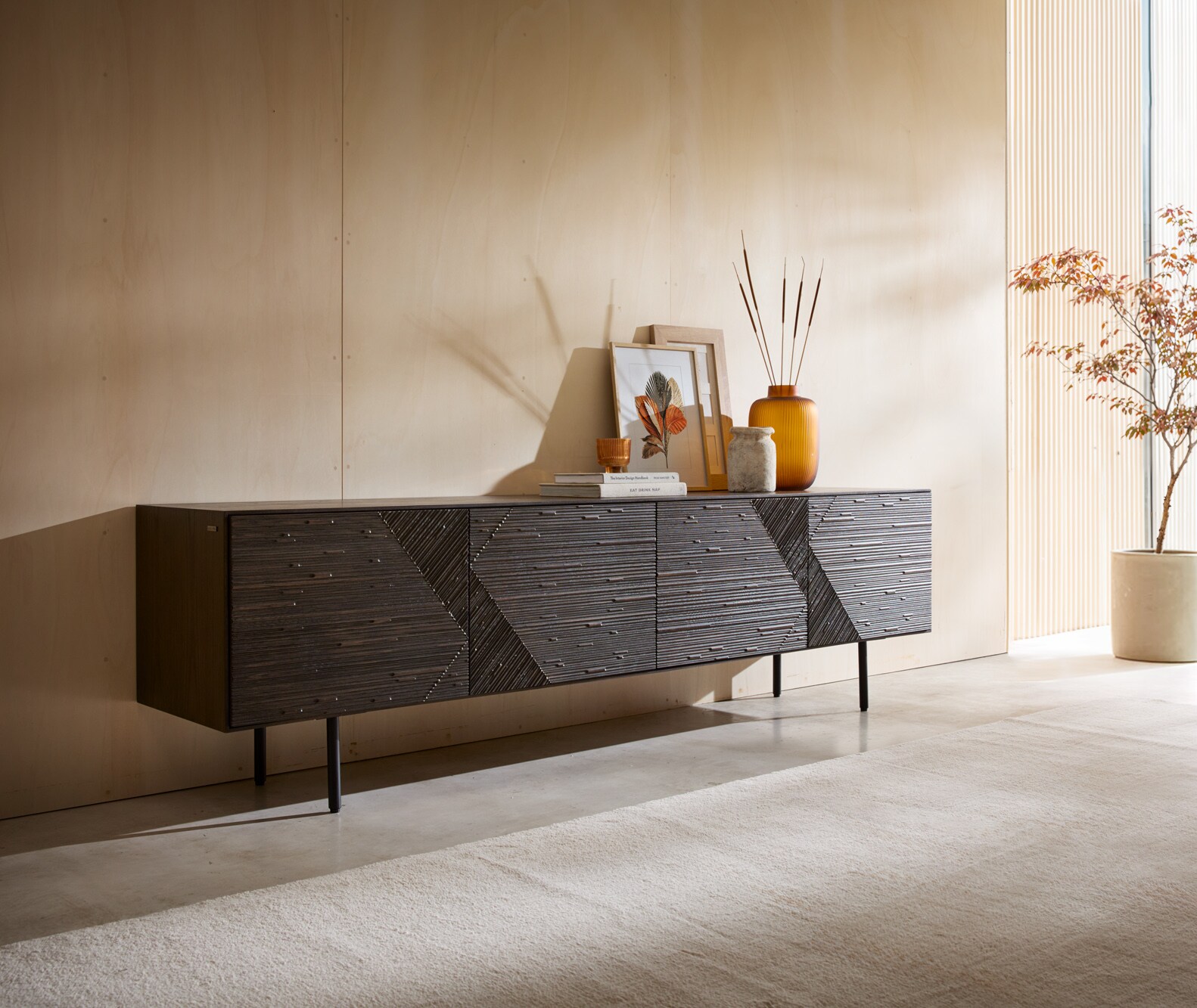 TV-meubel Tereos 220 cm essenhout donkerbruin 3D-effect 4 deuren ronde voet metaal zwart