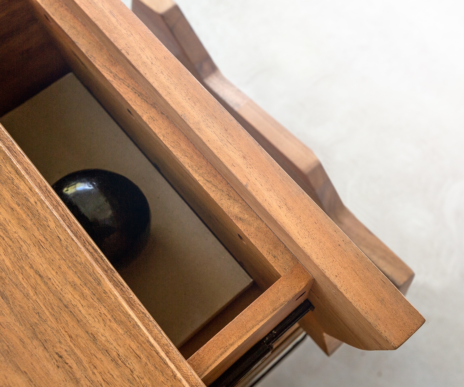 Tv-meubel Solu 175 cm acacia natuur 2 deuren 2 laden onderstel zwevend metaal zwart 3D-front 4 Tv-meubel Solu 175 cm acacia natuur 2 deuren 2 laden onderstel zwevend metaal zwart 3D-front 4