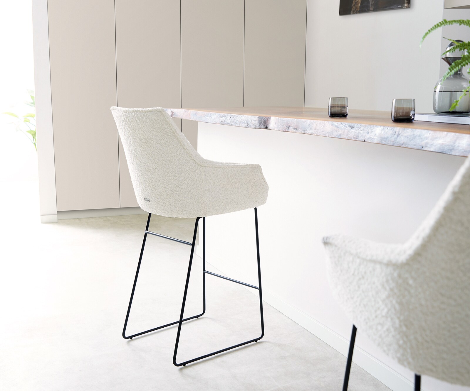 Barstoel Alja-Flex bouclé Wit Metalen sledestoel Zwart pocketvering 3