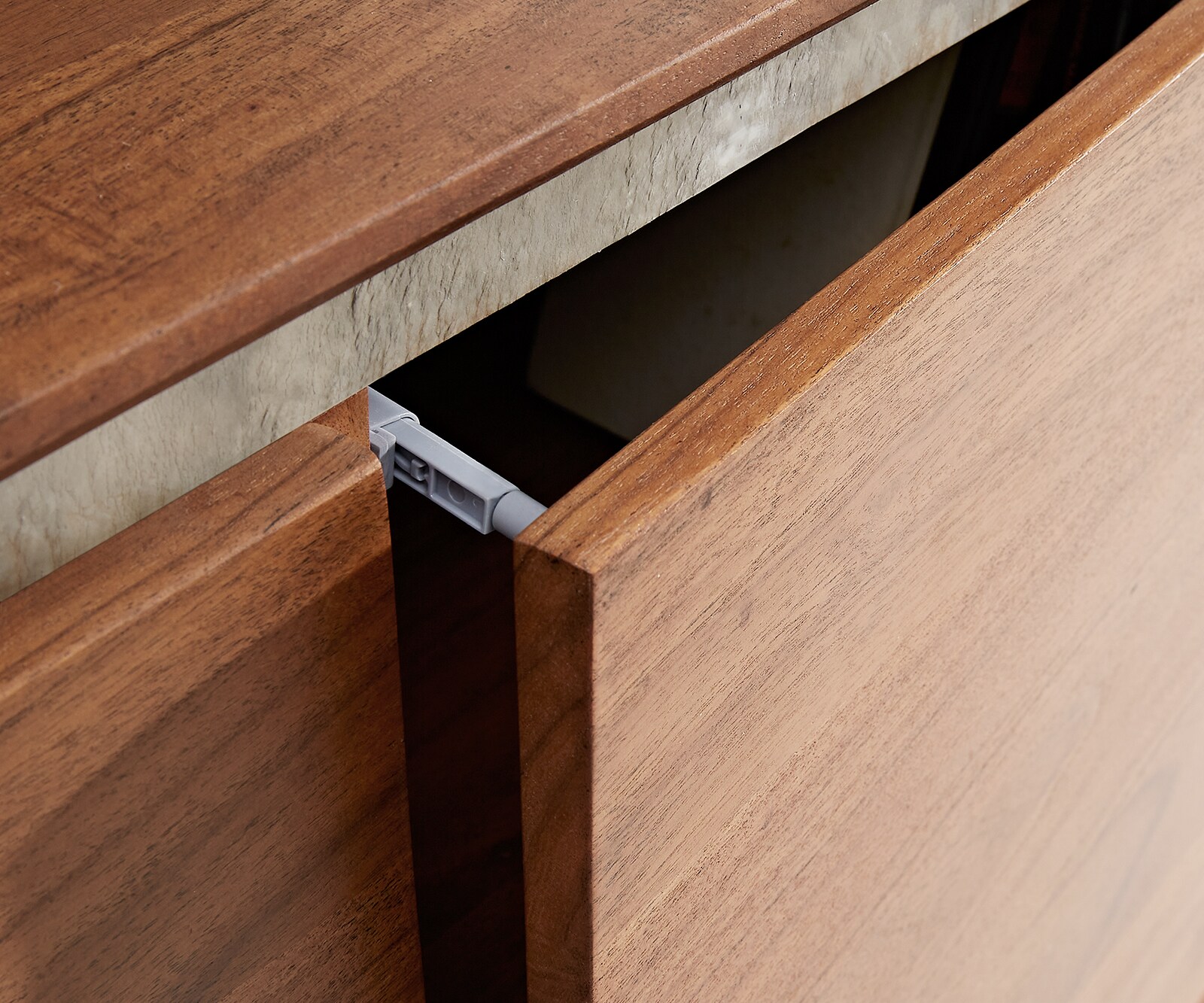 Dressoir Stonegrace 200 cm acacia bruin steenfineer 4 deuren V-poot zwart 5