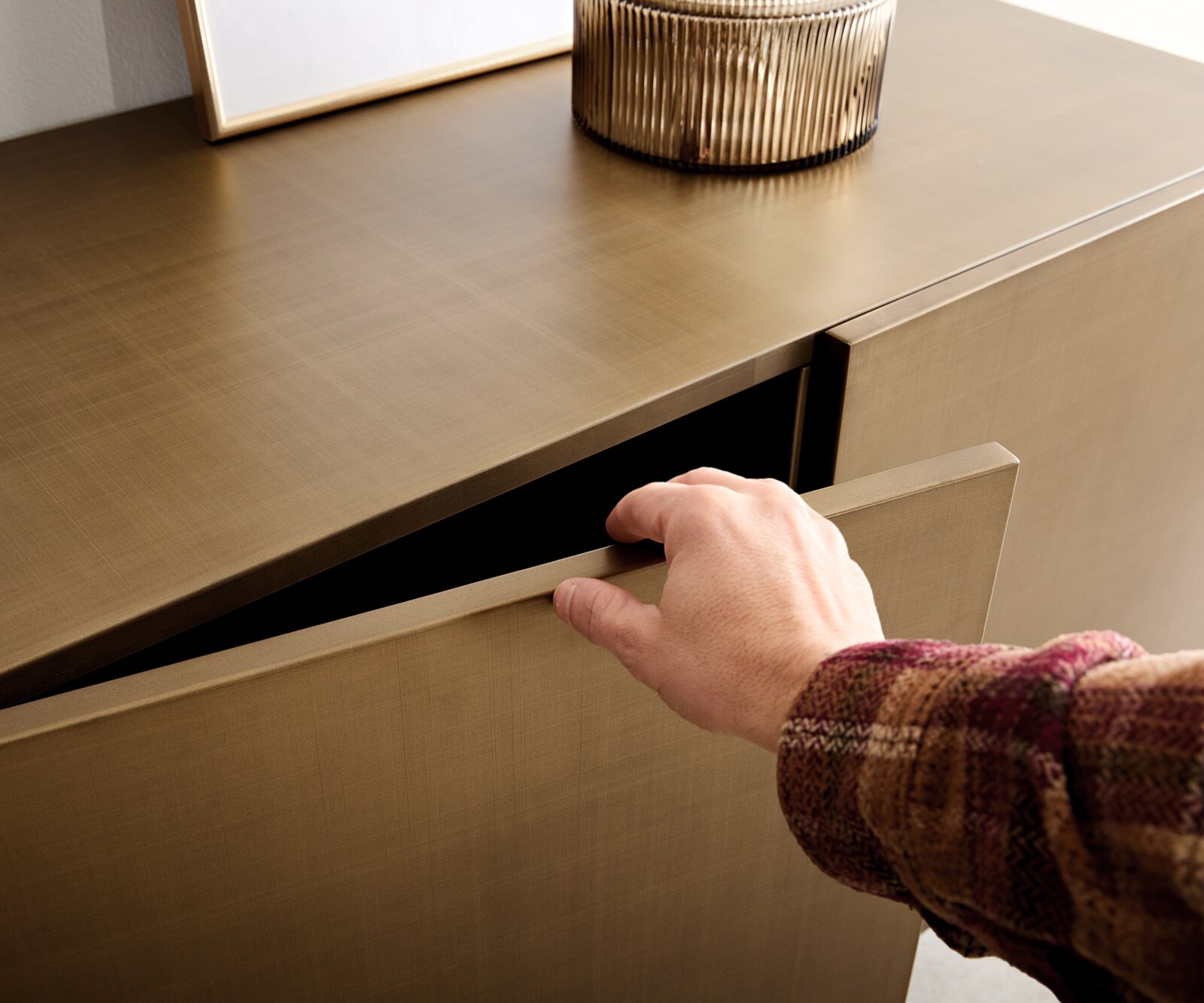 Commode Aira Metaalgoud 200 cm 4 deuren Acrylpoot 3 Commode Aira Metaalgoud 200 cm 4 deuren Acrylpoot 3