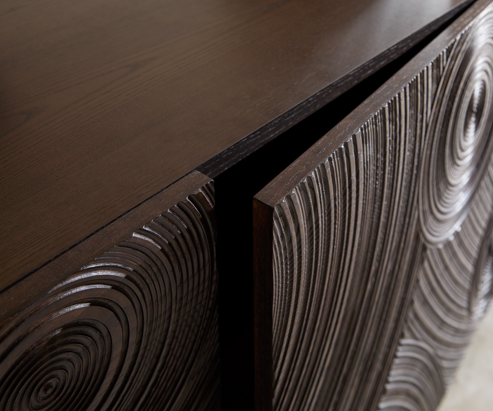 Dressoir Ashara 200 cm essenhout donkerbruin 3D-effect 4 deuren met metalen sledepoten zwart 5 Dressoir Ashara 200 cm essenhout donkerbruin 3D-effect 4 deuren met metalen sledepoten zwart 5