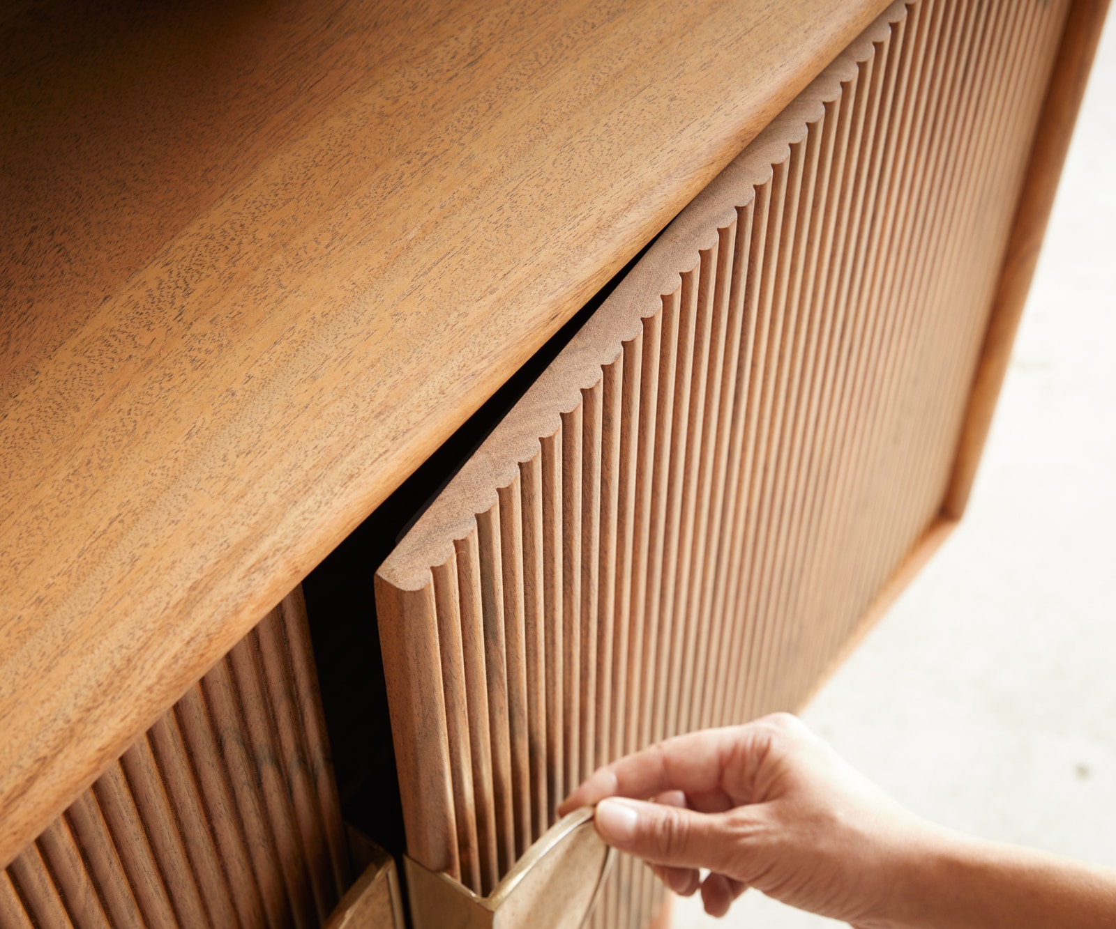 Dressoir Surimu 175 cm acacia lichtbruin 4 deuren 2 compartimenten kurkgreep houten poten 2 Dressoir Surimu 175 cm acacia lichtbruin 4 deuren 2 compartimenten kurkgreep houten poten 2