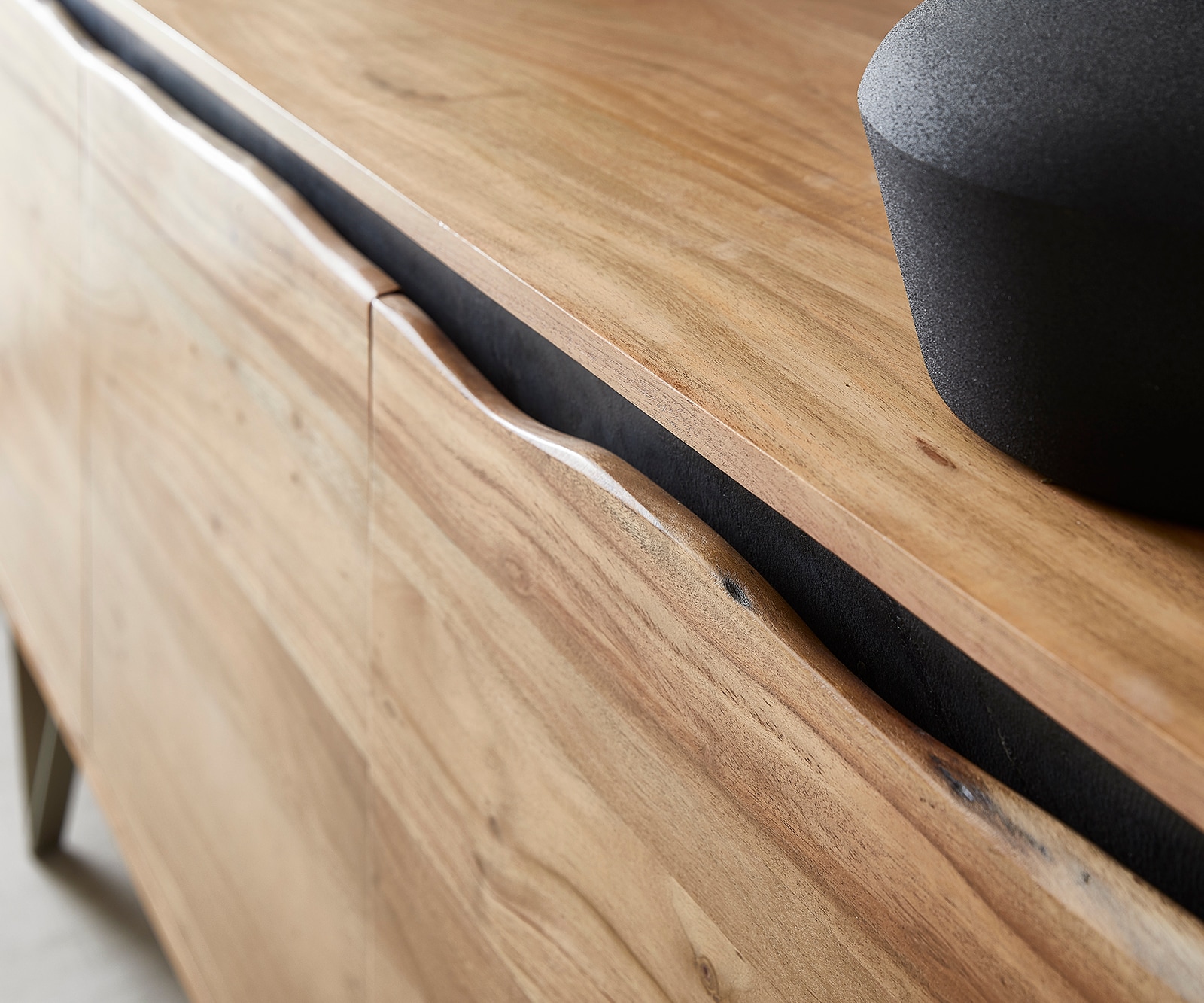 Dressoir Stonegrace 147x45 cm natuur acacia 3 deuren boomrand 5 Dressoir Stonegrace 147x45 cm natuur acacia 3 deuren boomrand 5