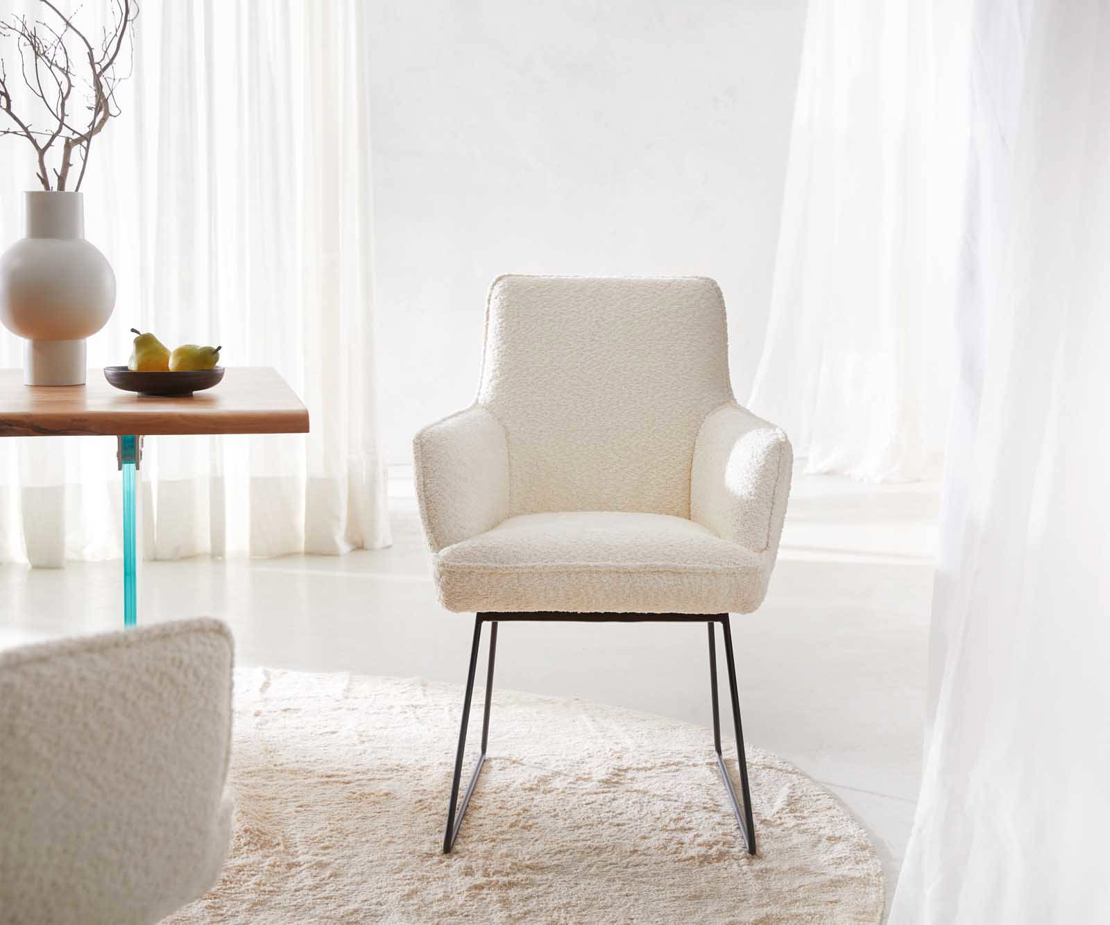 Eetkamerstoel Heira-Flex met armleuning bouclé wit slipframe zwart pocketveer kern 1 Eetkamerstoel Heira-Flex met armleuning bouclé wit slipframe zwart pocketveer kern 1