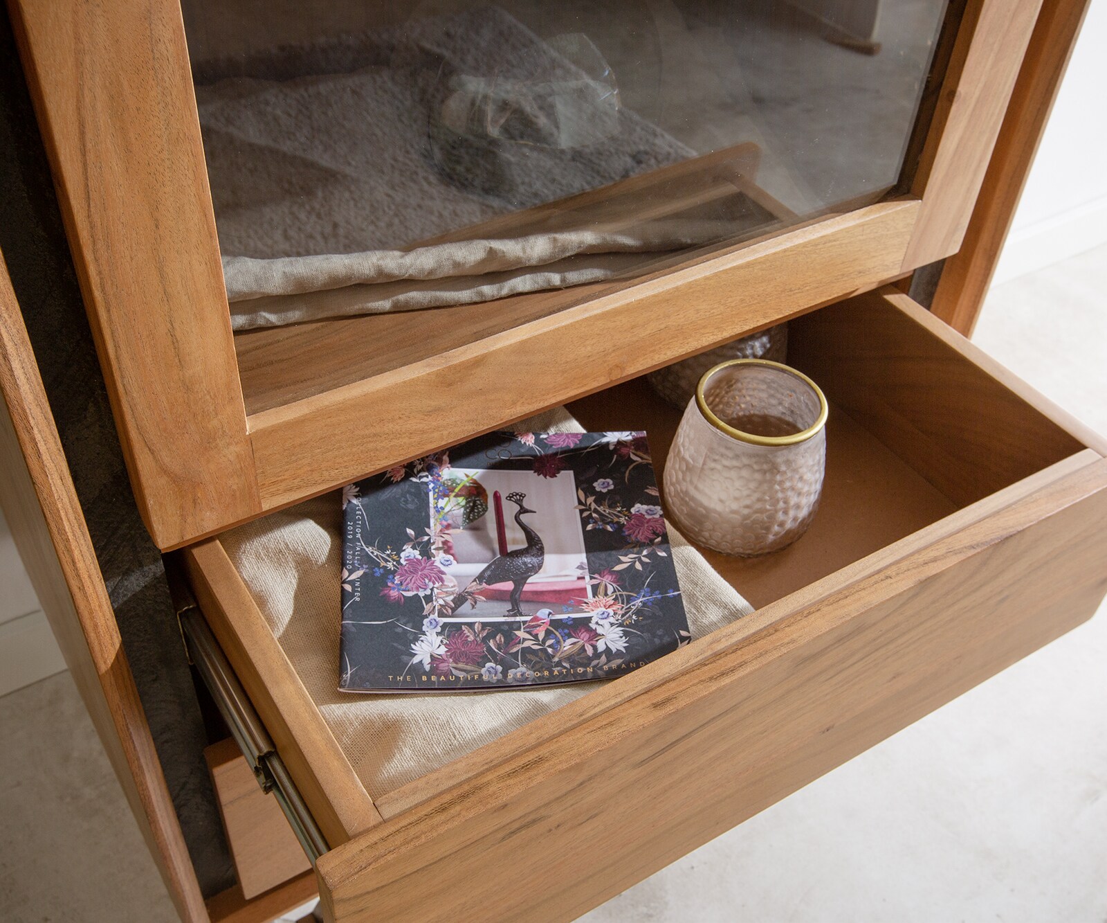 Vitrinekast Stonegrace 60x175 acacia natuur 1 deur 2 laden steen fineer V-poot 3 Vitrinekast Stonegrace 60x175 acacia natuur 1 deur 2 laden steen fineer V-poot 3