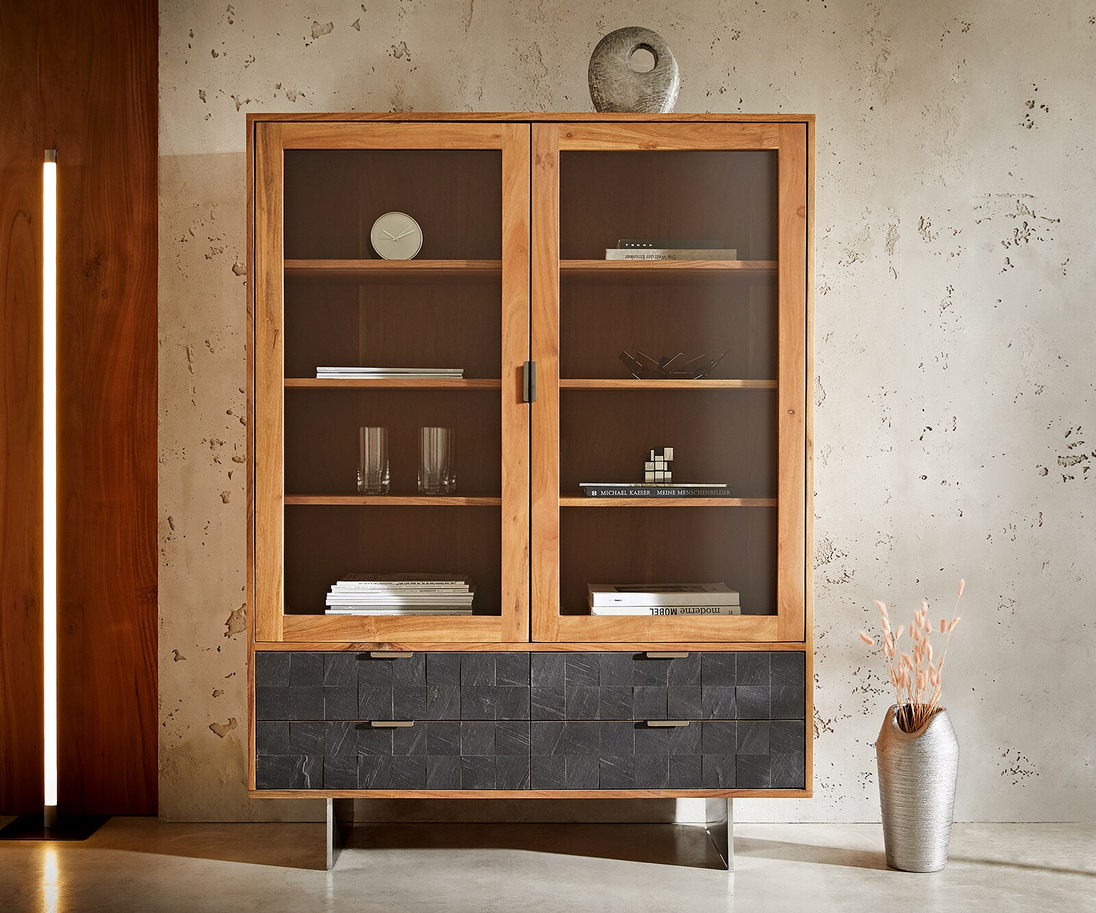 Vitrinekast Teele 115x150 cm acacia natuurleisteen 2 deuren 4 laden poot zwevend RVS 1