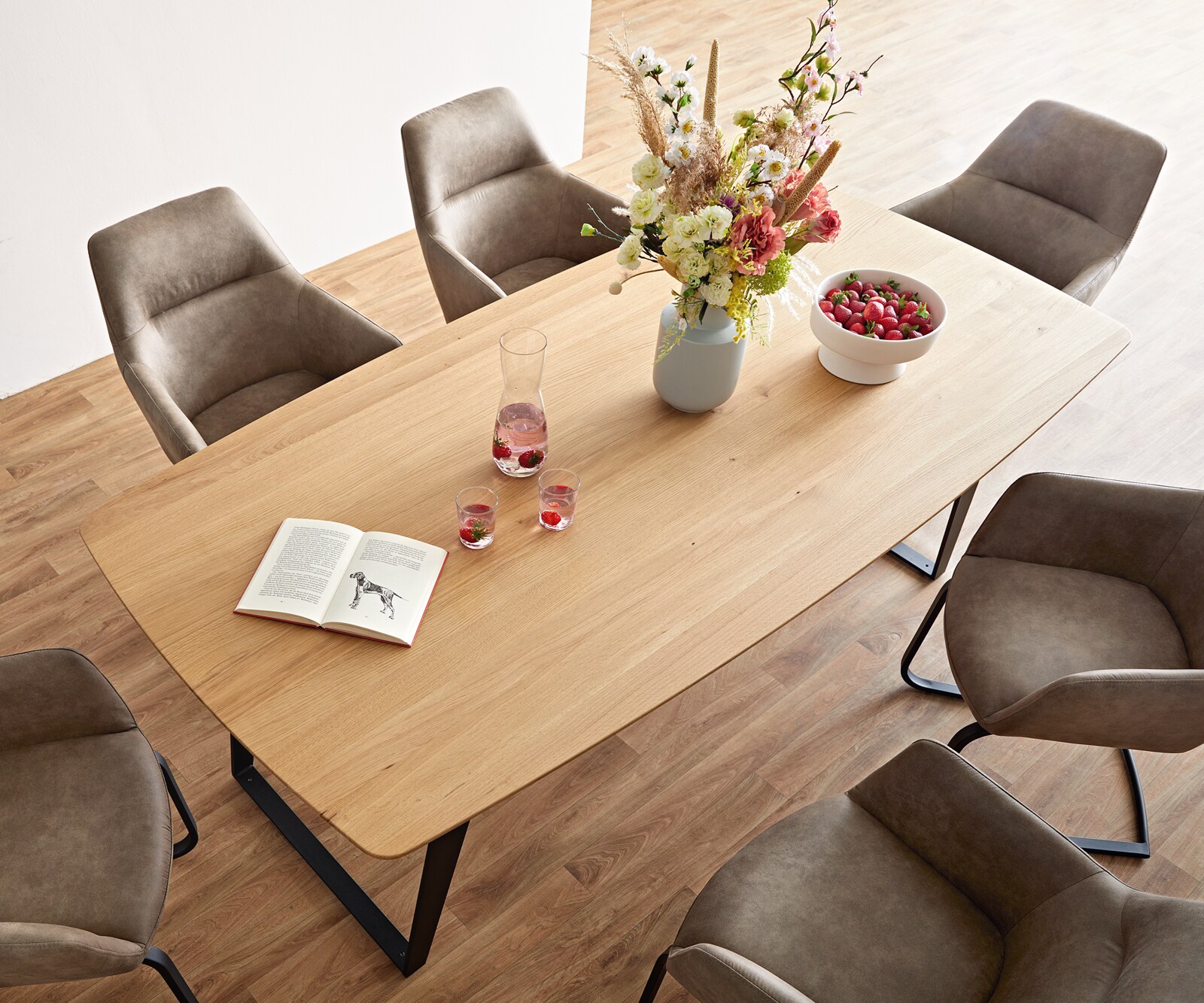 Eettafel Edge Boot 200x100x2,5-3 eiken natuur metaal schuin zwart  Schweizer Kante 2