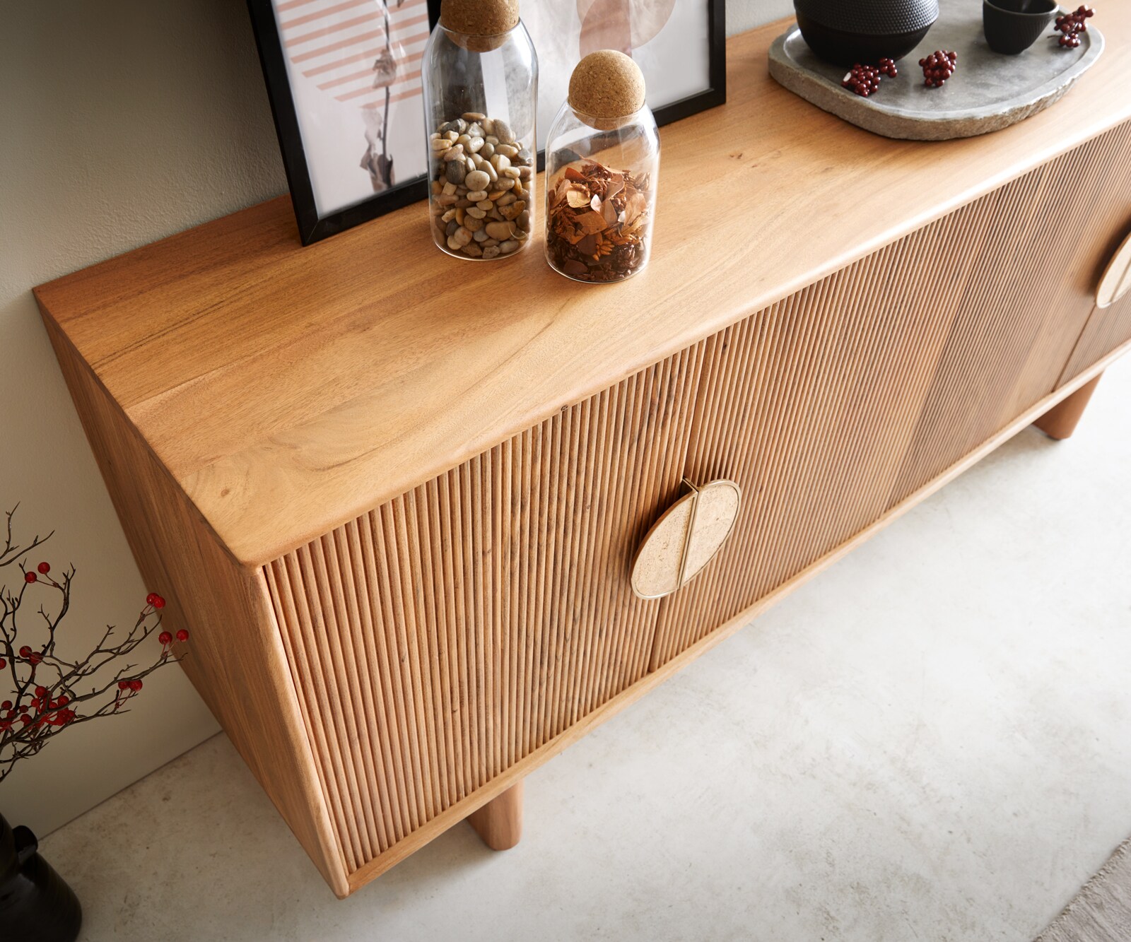 Dressoir Surimu 175 cm acacia lichtbruin 4 deuren 2 compartimenten kurkgreep houten poten 3