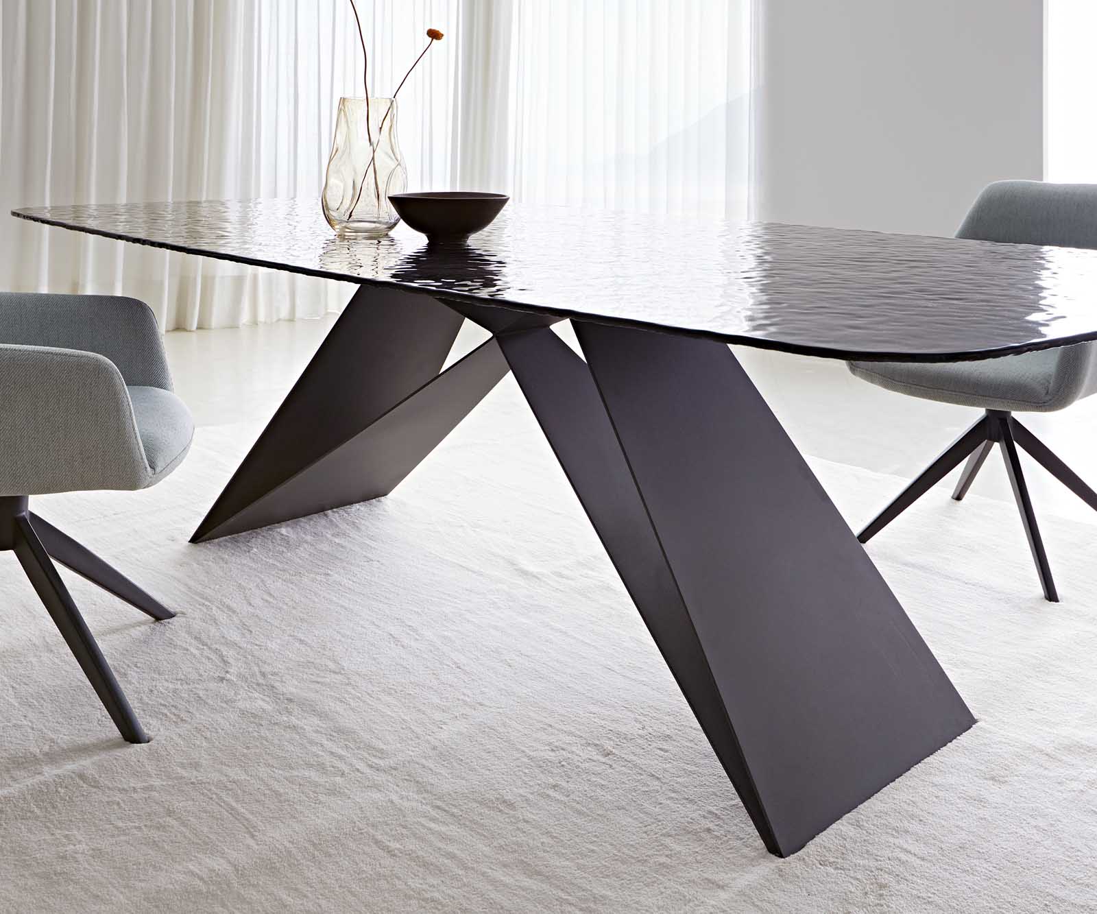 Eetkamertafel Edge Boot 240x120 Glas smelten rokerig zwart 3D-Relief V-frame vlak staal zwart 7