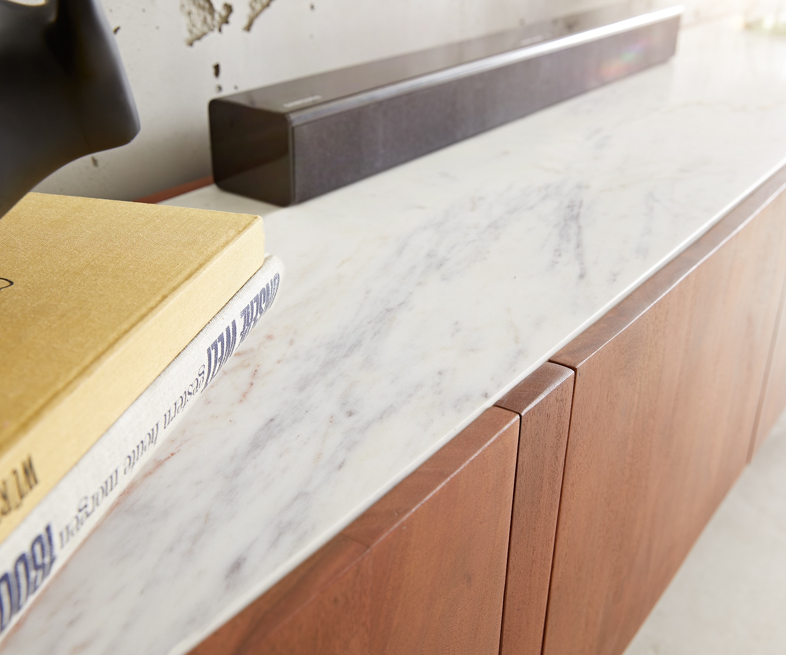 TV-meubel Secara 200 cm acacia bruin 4 deuren marmeren poten zwart 6 TV-meubel Secara 200 cm acacia bruin 4 deuren marmeren poten zwart 6