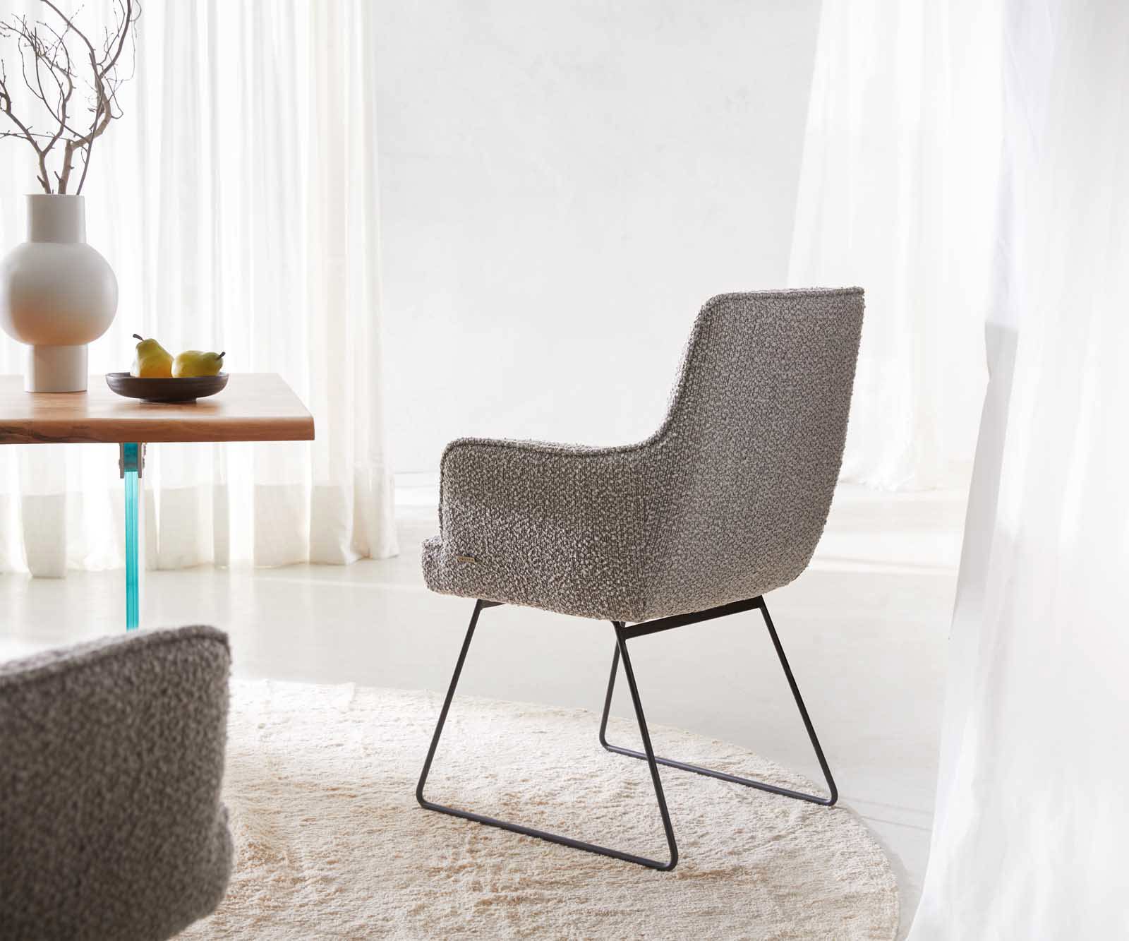 Eetkamerstoel Heira-Flex met armleuning bouclé zilver grijs slipframe zwart pocketveer kern 4 Eetkamerstoel Heira-Flex met armleuning bouclé zilver grijs slipframe zwart pocketveer kern 4