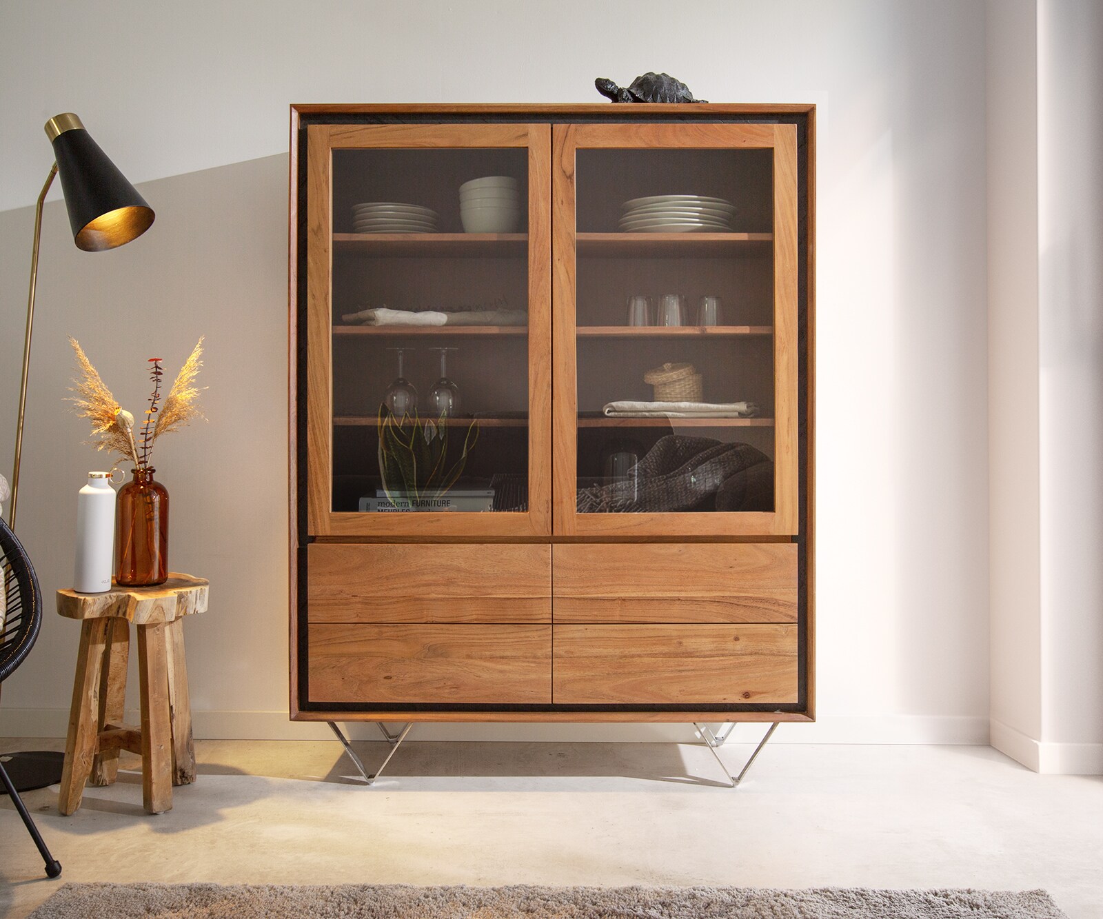 Vitrinekast Stonegrace 115x150 acacia natuur 2 deuren 4 laden steenfineer V-poot 2
