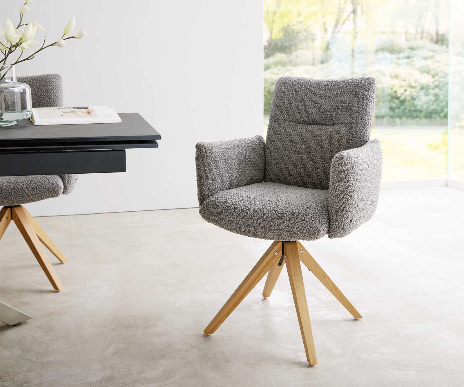 Draaistoel Jova-Flex met armleuning bouclé zilver grijs houten frame hoekig natuur 180° draaibaar pocketveer kern